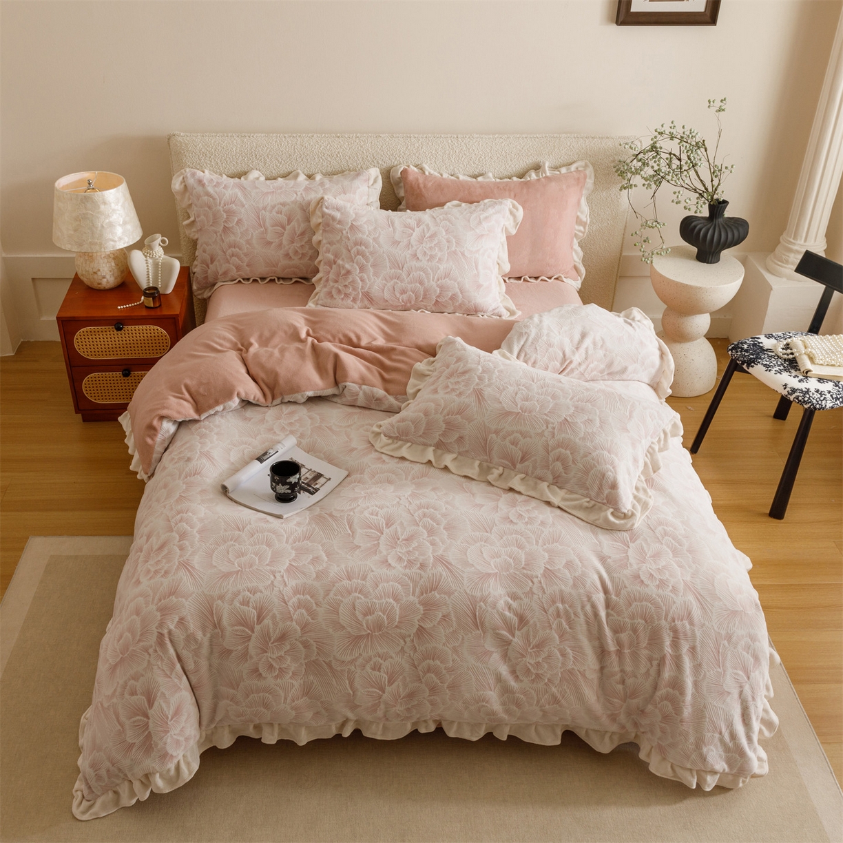 91家纺网 家纺一手货源 找家纺 趣色家纺 2025秋冬新款韩风小清新花边牛奶绒立体烂花四件套 百花绽放-粉