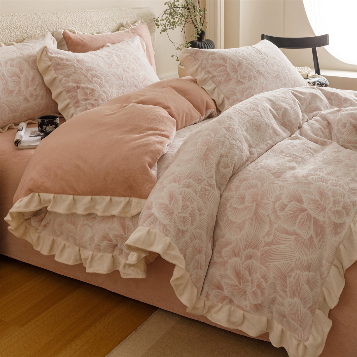 91家纺网 家纺一手货源 找家纺 趣色家纺 2025秋冬新款韩风小清新花边牛奶绒立体烂花四件套 百花绽放-粉