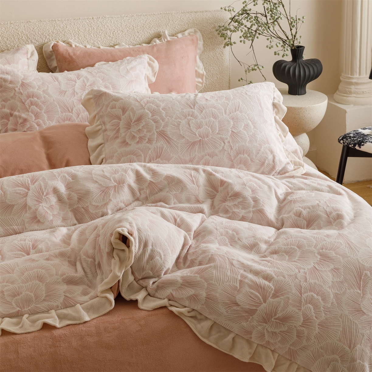 91家纺网 家纺一手货源 找家纺 趣色家纺 2025秋冬新款韩风小清新花边牛奶绒立体烂花四件套 百花绽放-粉