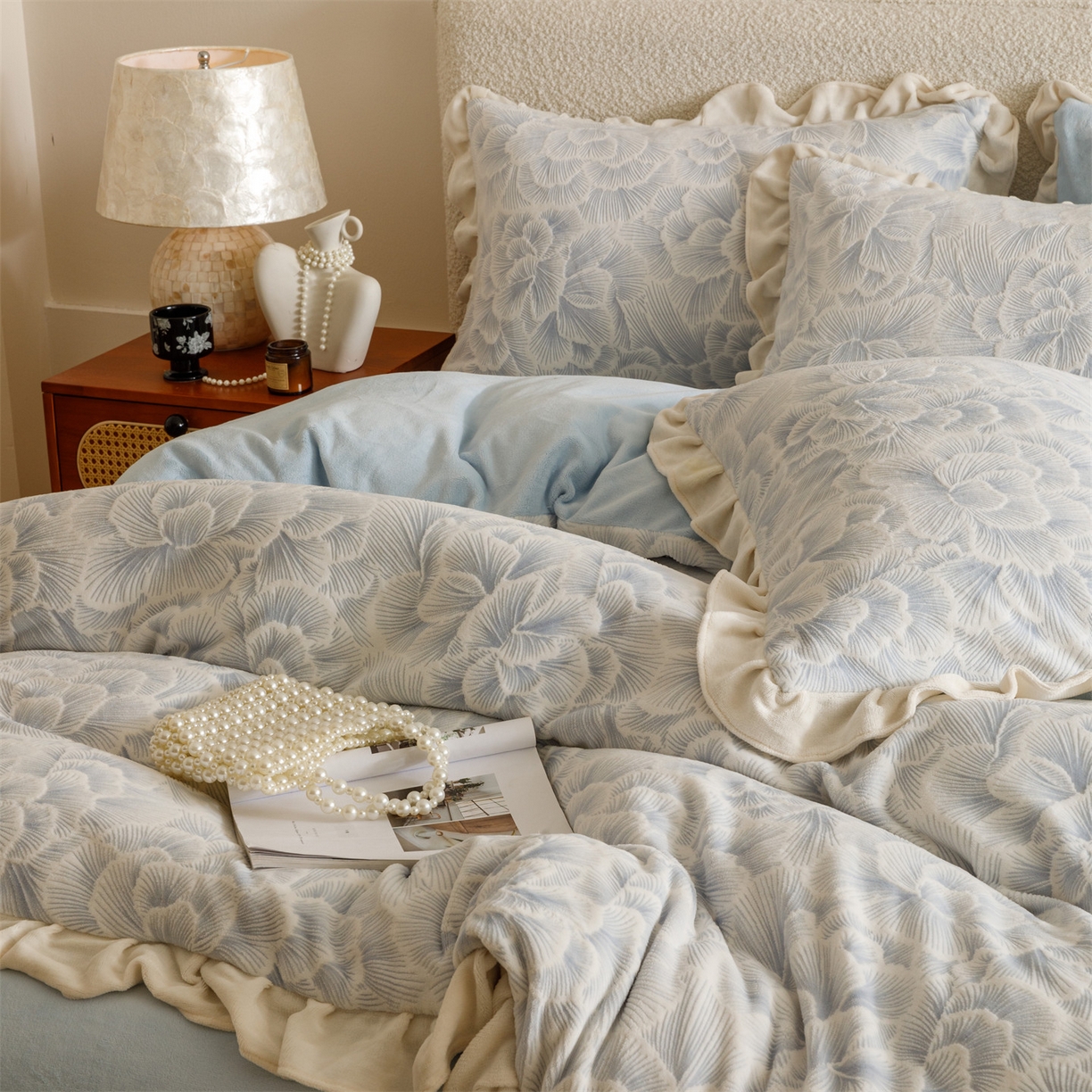 91家纺网 家纺一手货源 找家纺 趣色家纺 2025秋冬新款韩风小清新花边牛奶绒立体烂花四件套 百花绽放-蓝