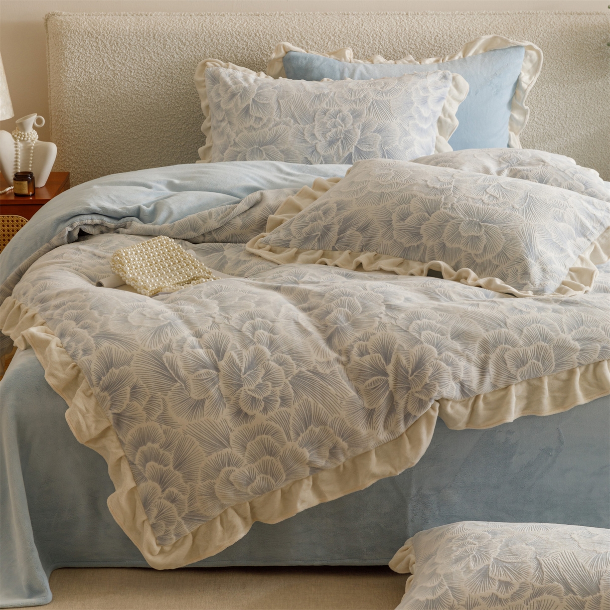 91家纺网 家纺一手货源 找家纺 趣色家纺 2025秋冬新款韩风小清新花边牛奶绒立体烂花四件套 百花绽放-蓝