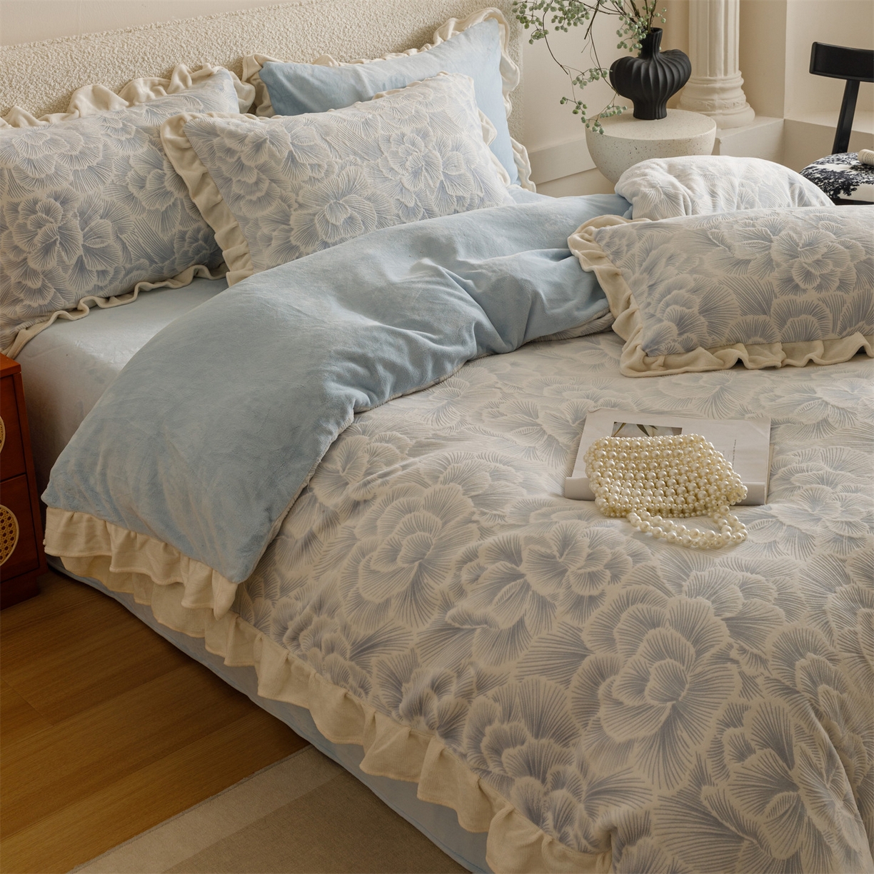 91家纺网 家纺一手货源 找家纺 趣色家纺 2025秋冬新款韩风小清新花边牛奶绒立体烂花四件套 百花绽放-蓝