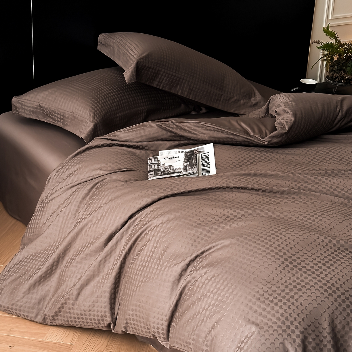 91家纺网 家纺一手货源 找家纺 舒慕家纺 2025新款100支长绒棉浮雕提花四件套 弦月