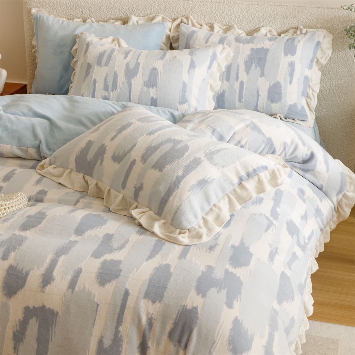 91家纺网 家纺一手货源 找家纺 趣色家纺 2025秋冬新款韩风小清新花边牛奶绒立体烂花四件套 奇想-蓝