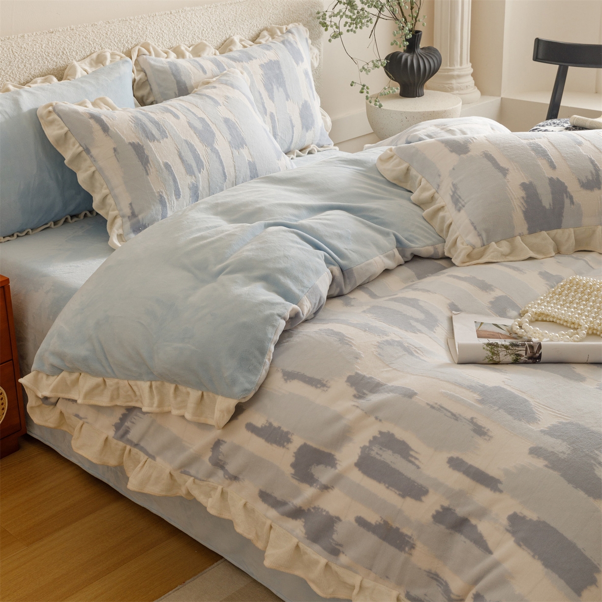 91家纺网 家纺一手货源 找家纺 趣色家纺 2025秋冬新款韩风小清新花边牛奶绒立体烂花四件套 奇想-蓝