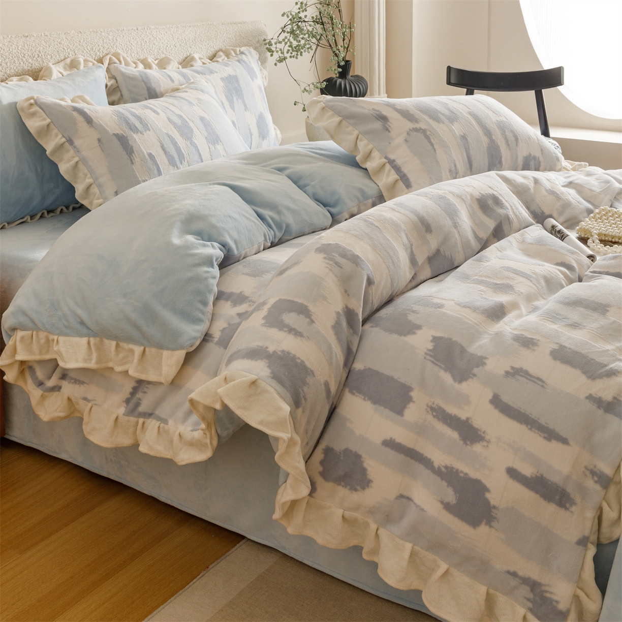 91家纺网 家纺一手货源 找家纺 趣色家纺 2025秋冬新款韩风小清新花边牛奶绒立体烂花四件套 奇想-蓝