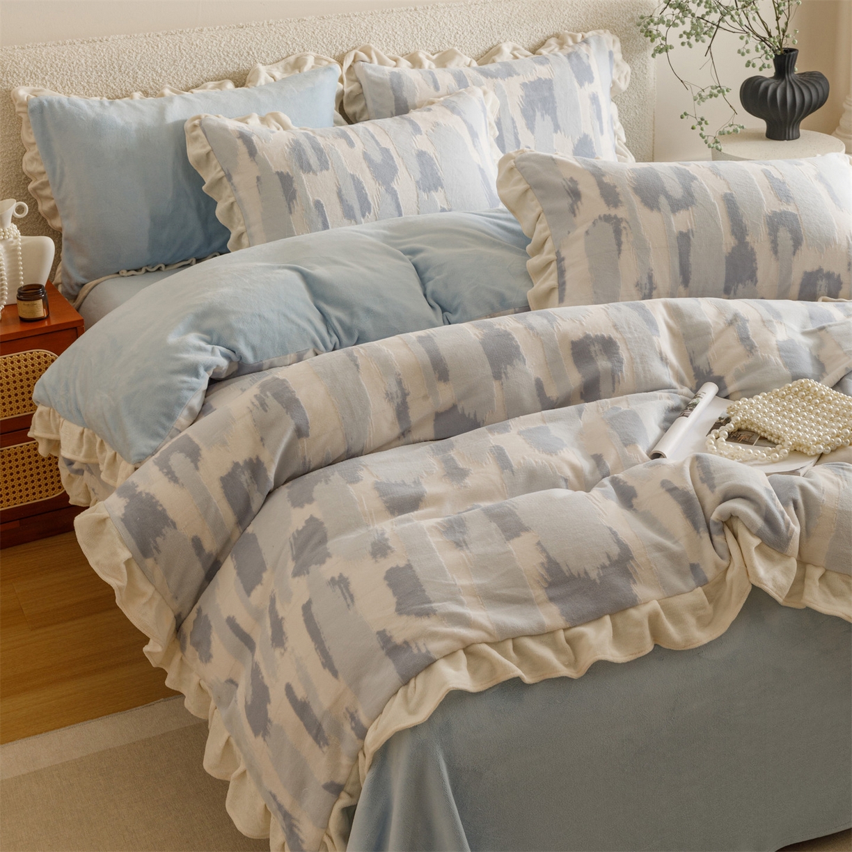 91家纺网 家纺一手货源 找家纺 趣色家纺 2025秋冬新款韩风小清新花边牛奶绒立体烂花四件套 奇想-蓝