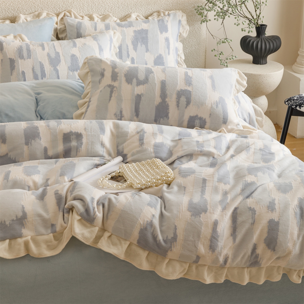 91家纺网 家纺一手货源 找家纺 趣色家纺 2025秋冬新款韩风小清新花边牛奶绒立体烂花四件套 奇想-蓝