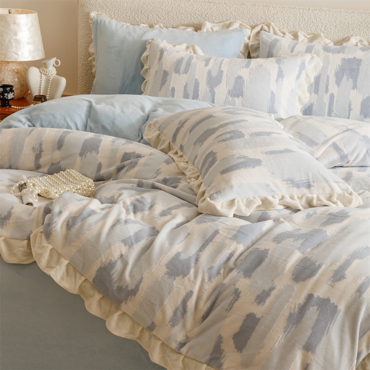 91家纺网 家纺一手货源 找家纺 趣色家纺 2025秋冬新款韩风小清新花边牛奶绒立体烂花四件套 奇想-蓝