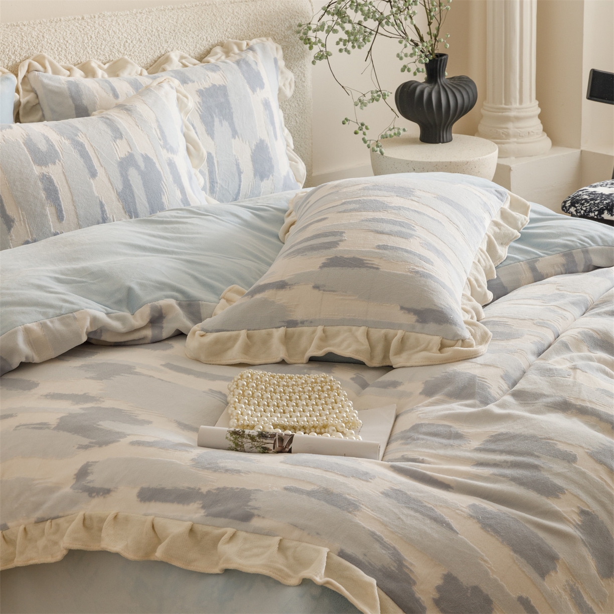 91家纺网 家纺一手货源 找家纺 趣色家纺 2025秋冬新款韩风小清新花边牛奶绒立体烂花四件套 奇想-蓝