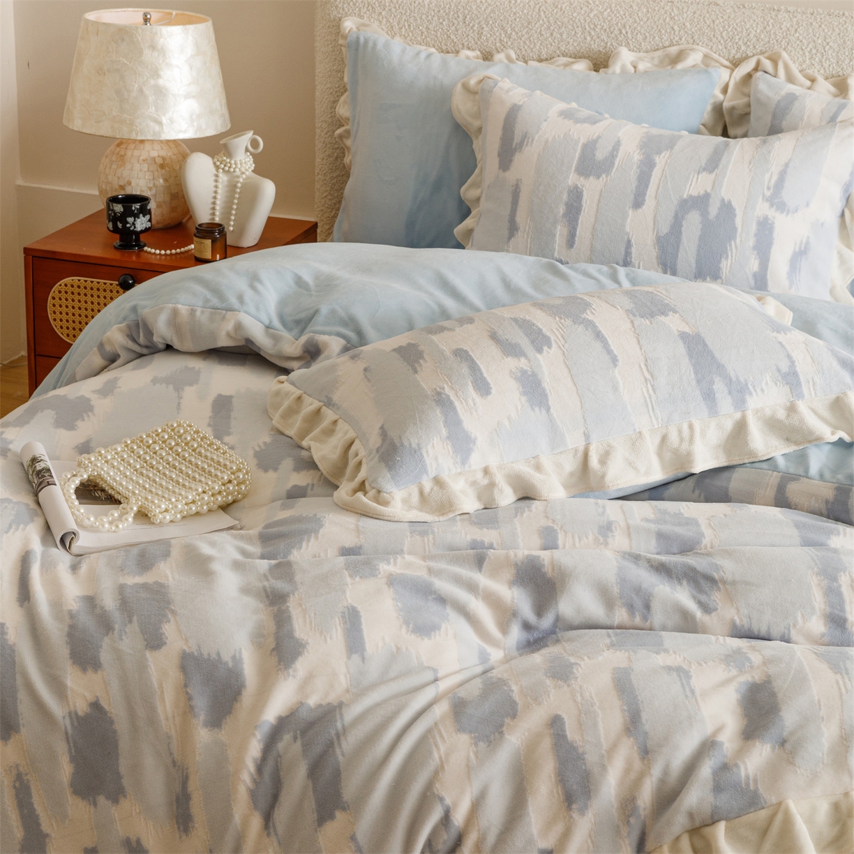 91家纺网 家纺一手货源 找家纺 趣色家纺 2025秋冬新款韩风小清新花边牛奶绒立体烂花四件套 奇想-蓝