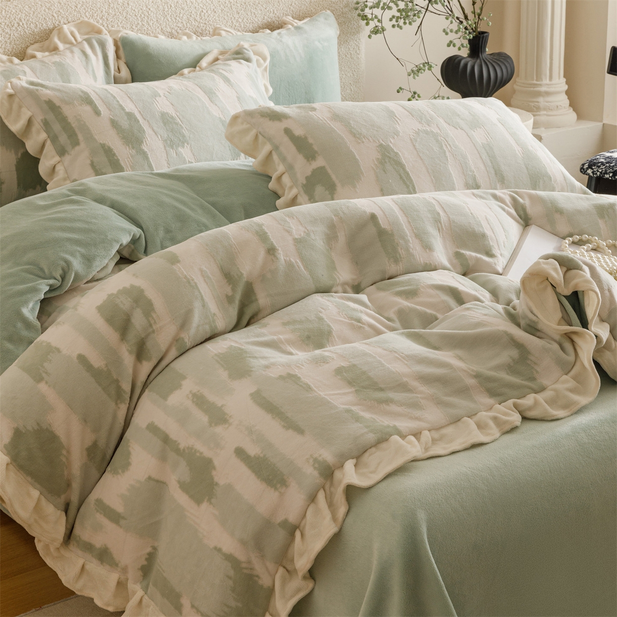 91家纺网 家纺一手货源 找家纺 趣色家纺 2025秋冬新款韩风小清新花边牛奶绒立体烂花四件套 奇想-绿