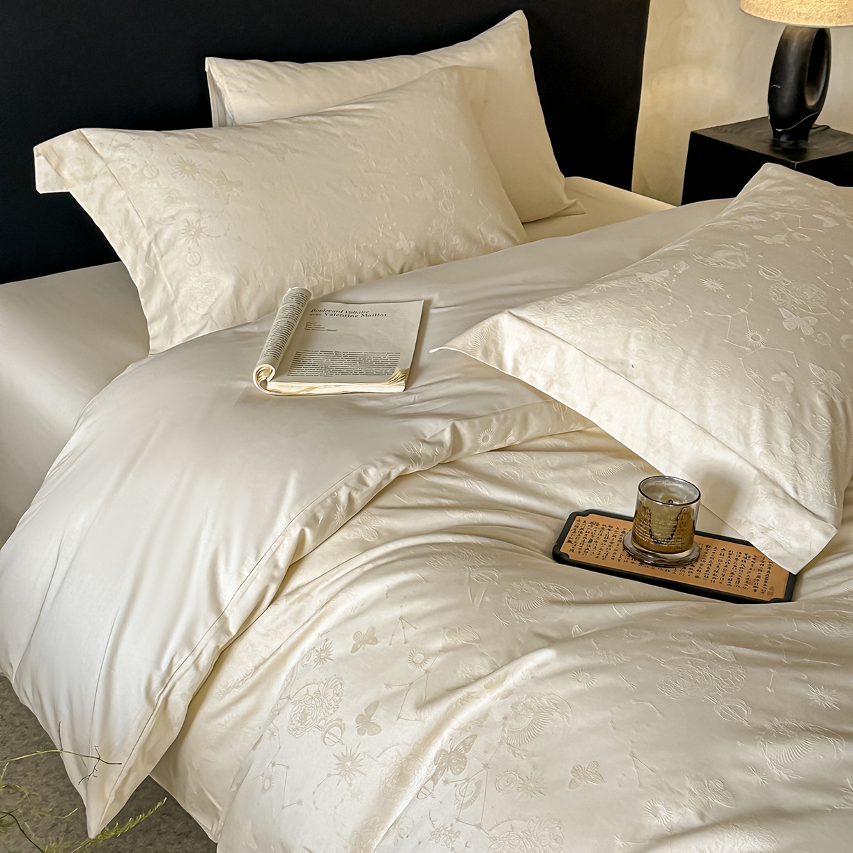 91家纺网 家纺一手货源 找家纺 舒慕家纺 2025新款100支长绒棉浮雕提花四件套 星辰-白