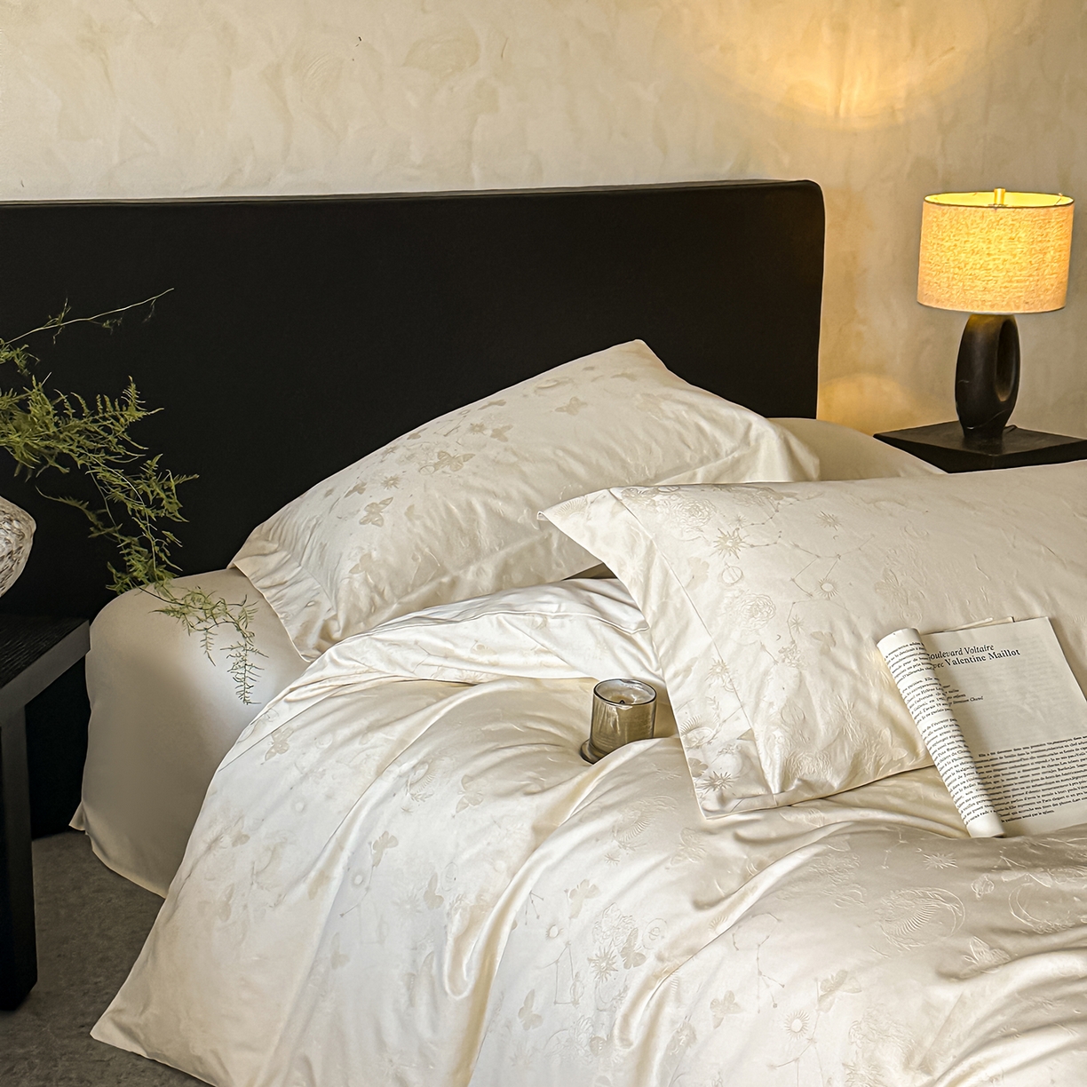 91家纺网 家纺一手货源 找家纺 舒慕家纺 2025新款100支长绒棉浮雕提花四件套 星辰-白