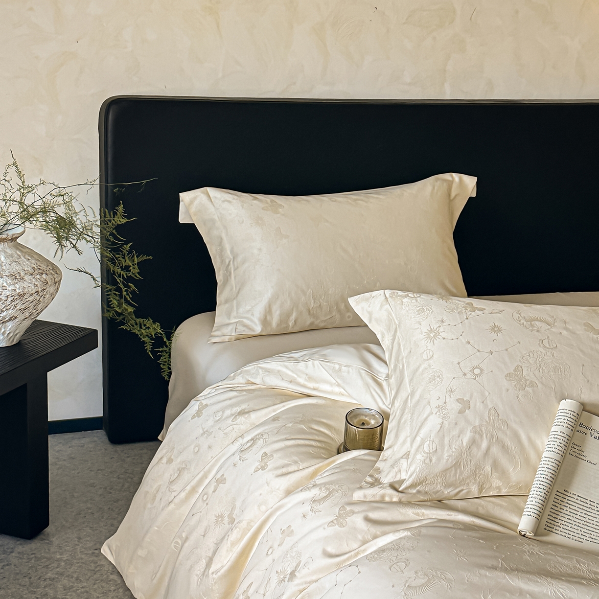 91家纺网 家纺一手货源 找家纺 舒慕家纺 2025新款100支长绒棉浮雕提花四件套 星辰-白