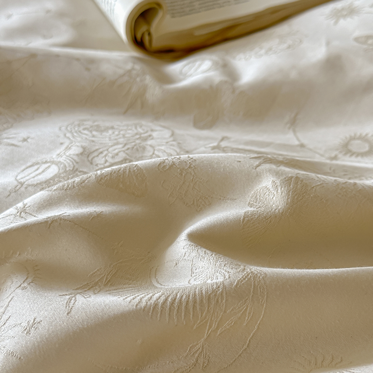 91家纺网 家纺一手货源 找家纺 舒慕家纺 2025新款100支长绒棉浮雕提花四件套 星辰-白