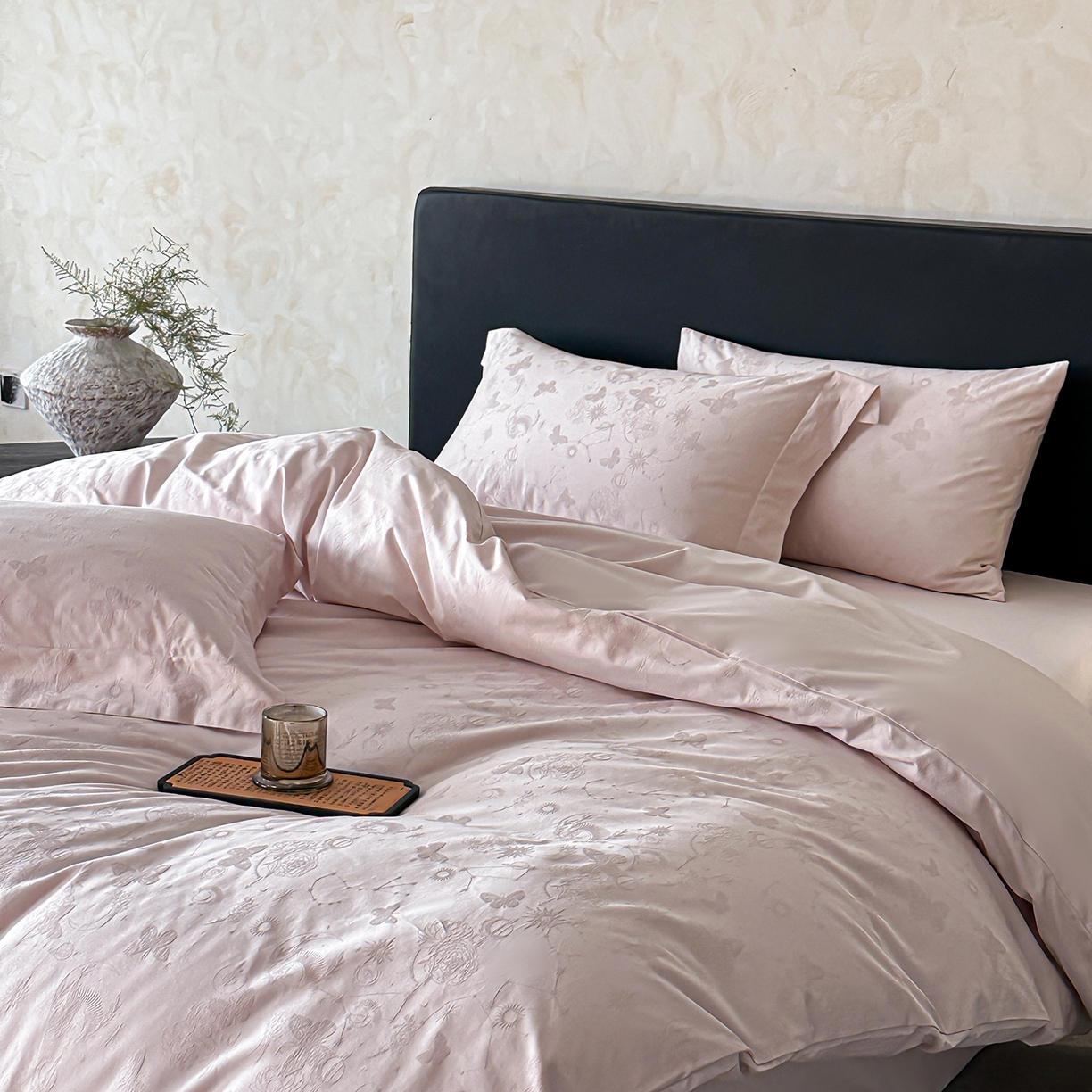 91家纺网 家纺一手货源 找家纺 舒慕家纺 2025新款100支长绒棉浮雕提花四件套 星辰-粉