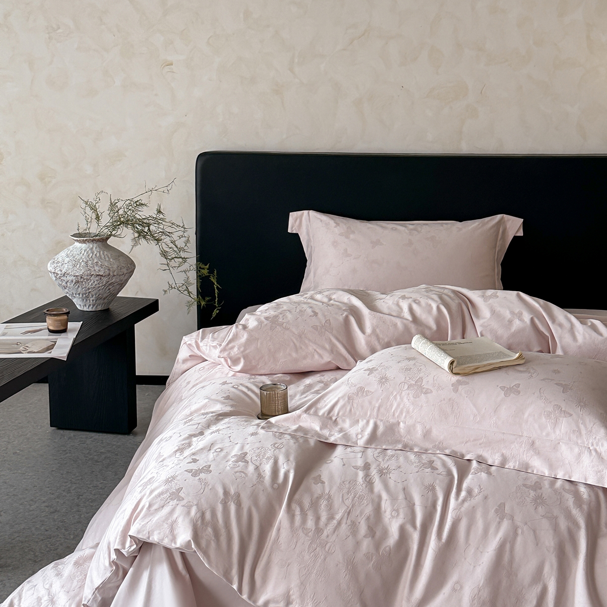 91家纺网 家纺一手货源 找家纺 舒慕家纺 2025新款100支长绒棉浮雕提花四件套 星辰-粉