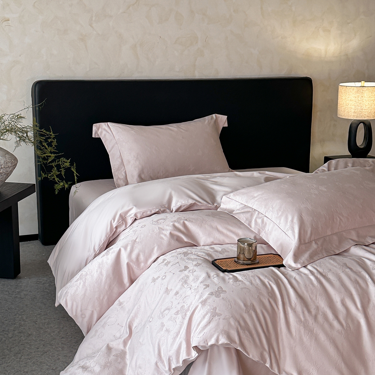 91家纺网 家纺一手货源 找家纺 舒慕家纺 2025新款100支长绒棉浮雕提花四件套 星辰-粉