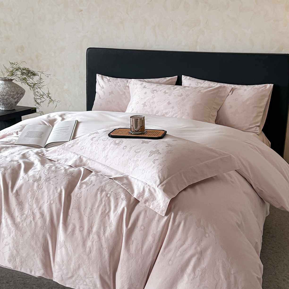 91家纺网 家纺一手货源 找家纺 舒慕家纺 2025新款100支长绒棉浮雕提花四件套 星辰-粉