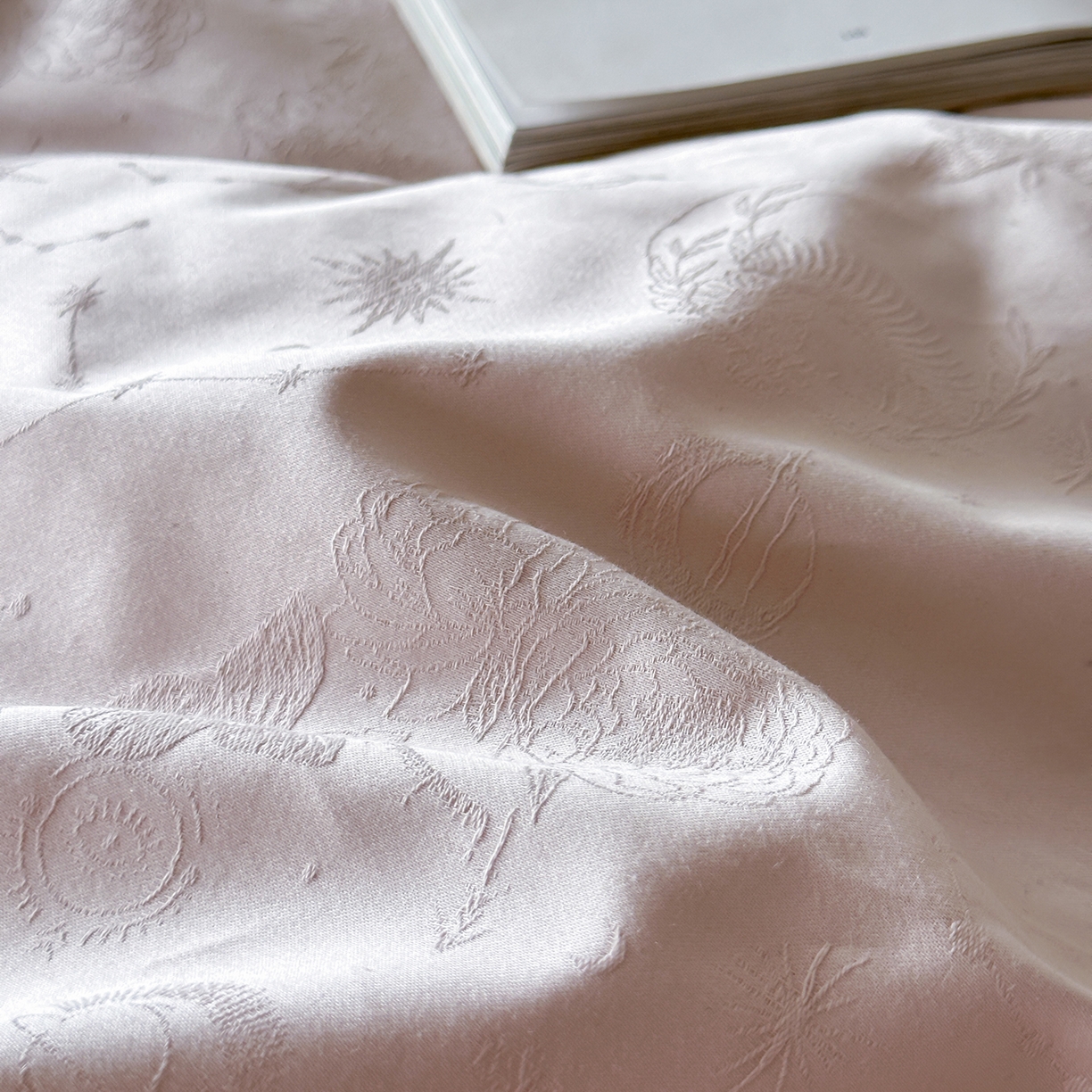 91家纺网 家纺一手货源 找家纺 舒慕家纺 2025新款100支长绒棉浮雕提花四件套 星辰-粉