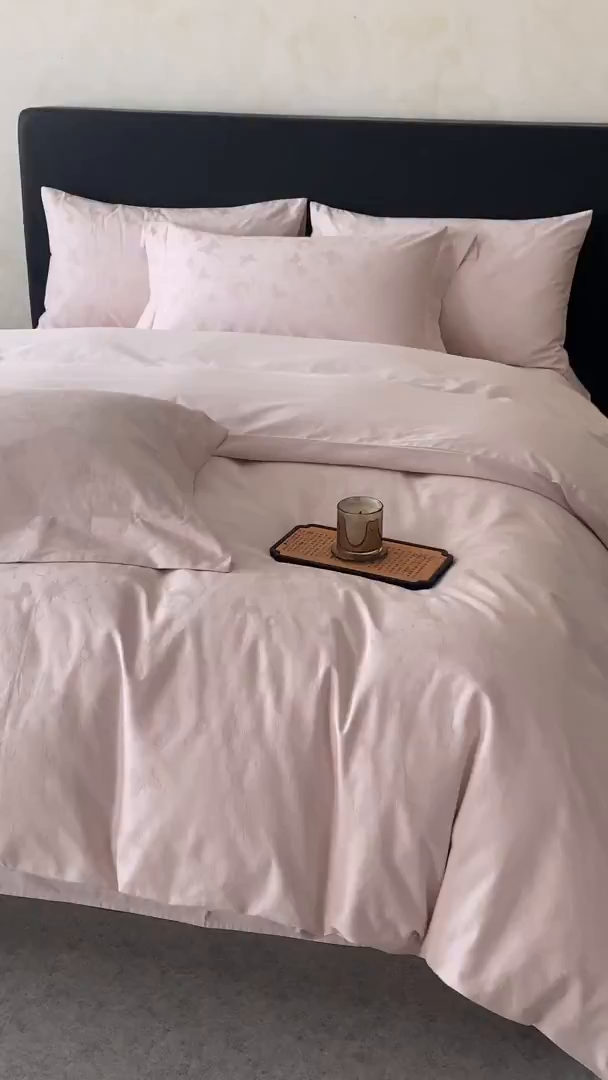 91家纺网 家纺一手货源 找家纺 舒慕家纺 2025新款100支长绒棉浮雕提花四件套 星辰-粉