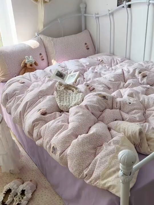 91家纺网 家纺一手货源 找家纺 暖芯优选 2025秋冬新品韩国小清新有氧提花人字纹双层纱全棉蕾丝花边加厚四件套 海棠轻语-大花边