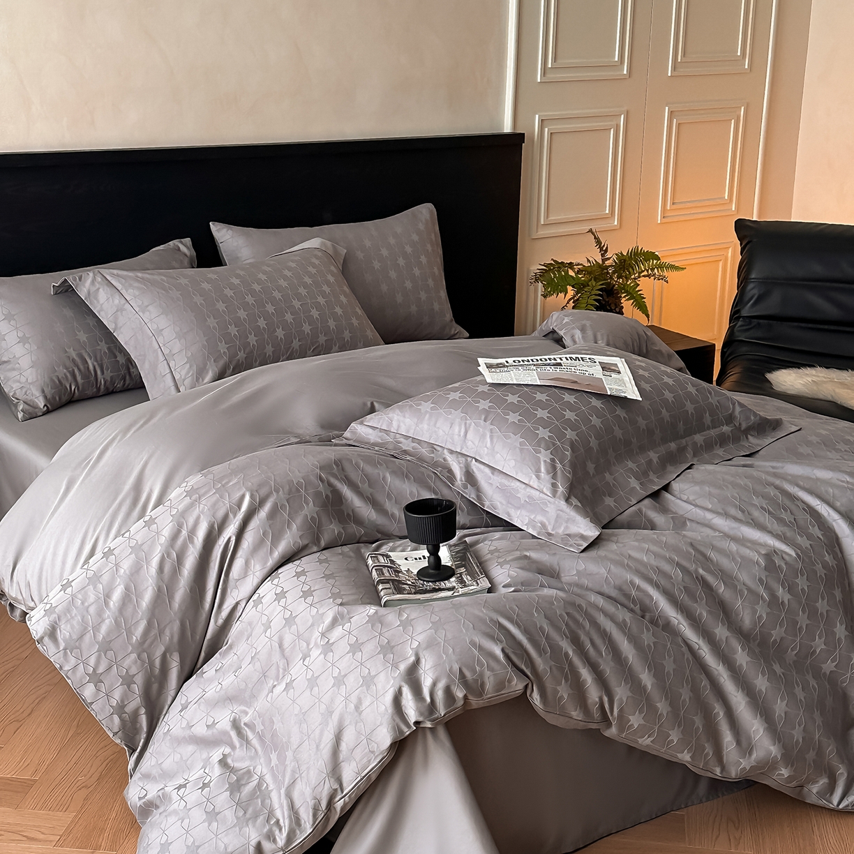 91家纺网 家纺一手货源 找家纺 舒慕家纺 2025新款100支长绒棉浮雕提花四件套 星柠-深灰