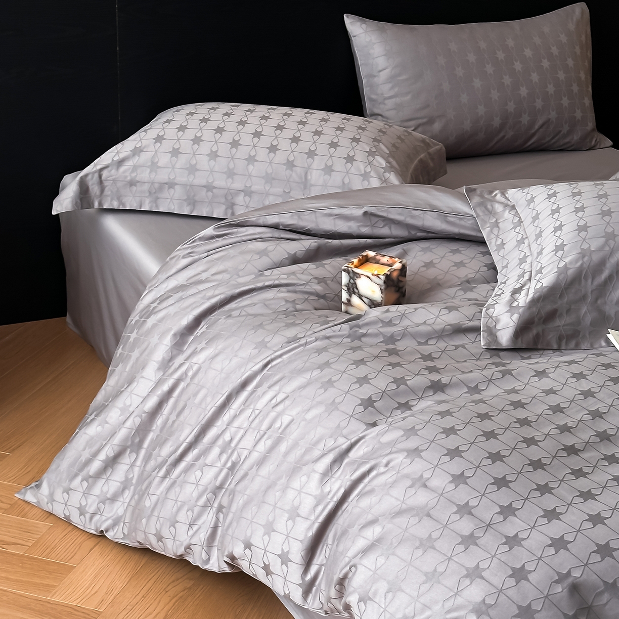 91家纺网 家纺一手货源 找家纺 舒慕家纺 2025新款100支长绒棉浮雕提花四件套 星柠-深灰