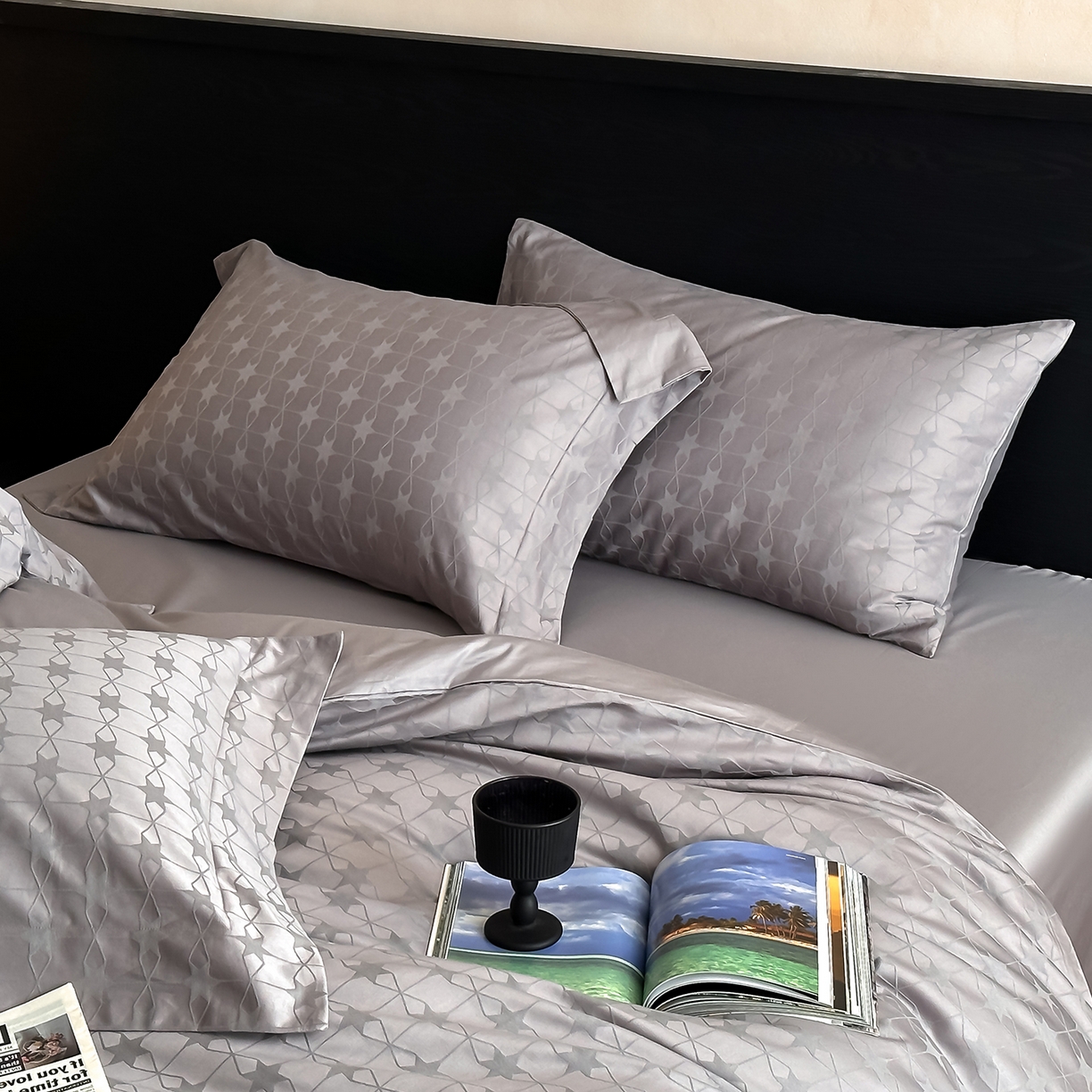 91家纺网 家纺一手货源 找家纺 舒慕家纺 2025新款100支长绒棉浮雕提花四件套 星柠-深灰