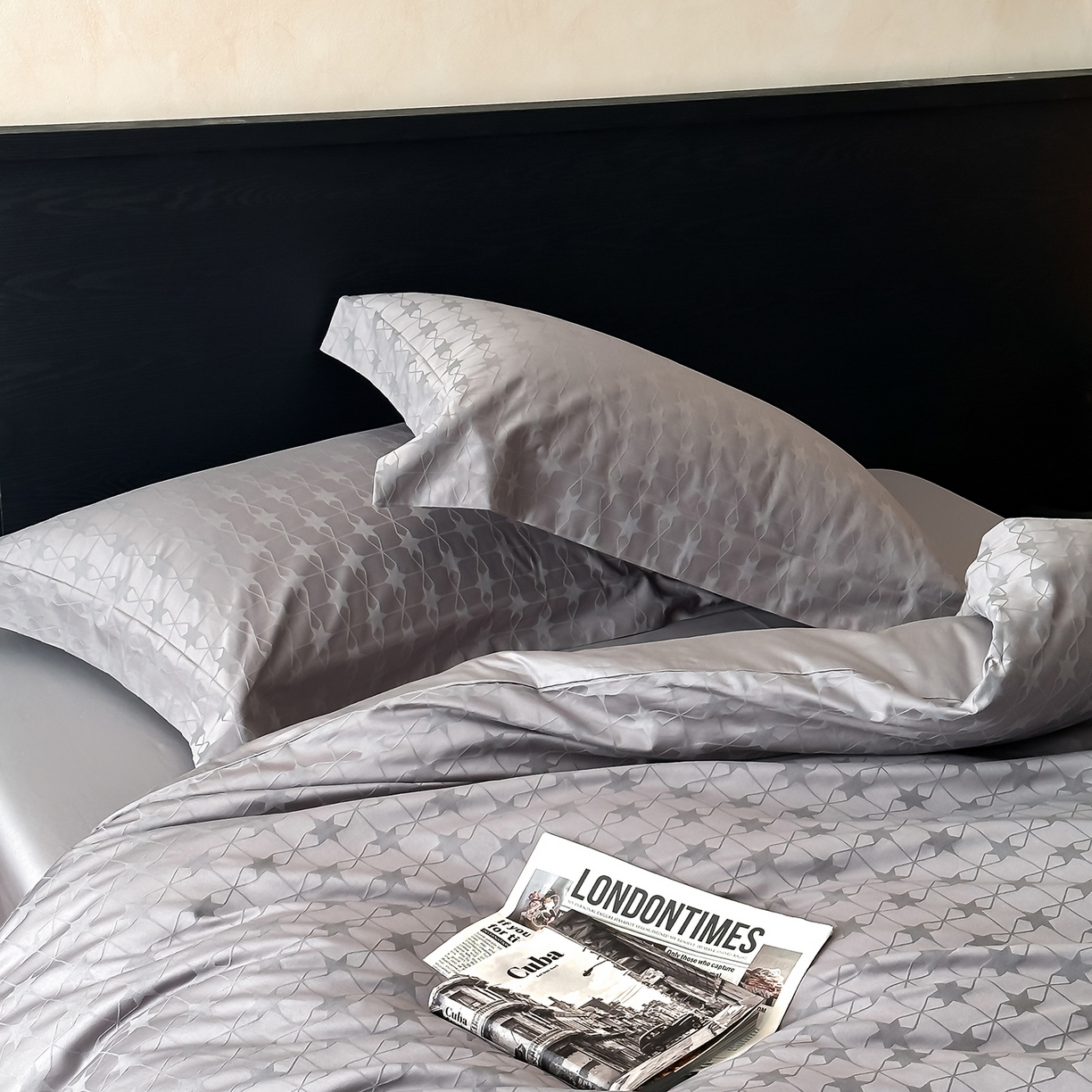 91家纺网 家纺一手货源 找家纺 舒慕家纺 2025新款100支长绒棉浮雕提花四件套 星柠-深灰