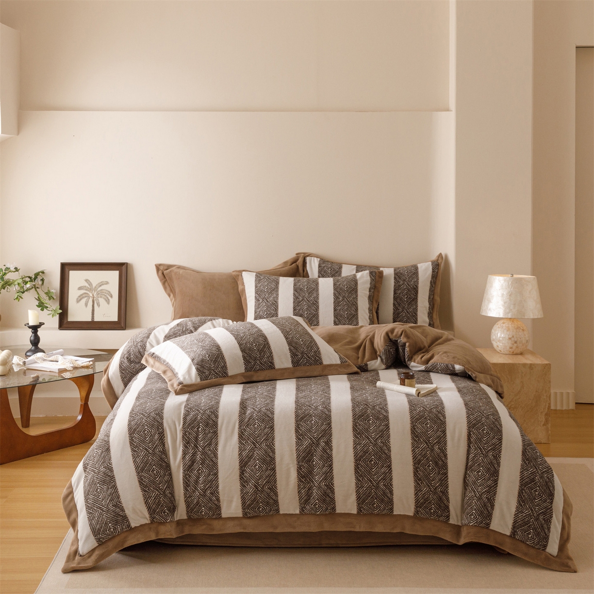 91家纺网 家纺一手货源 找家纺 趣色家纺 2025秋冬新款无印风宽边立体烂花牛奶绒四件套 条纹主义-深咖