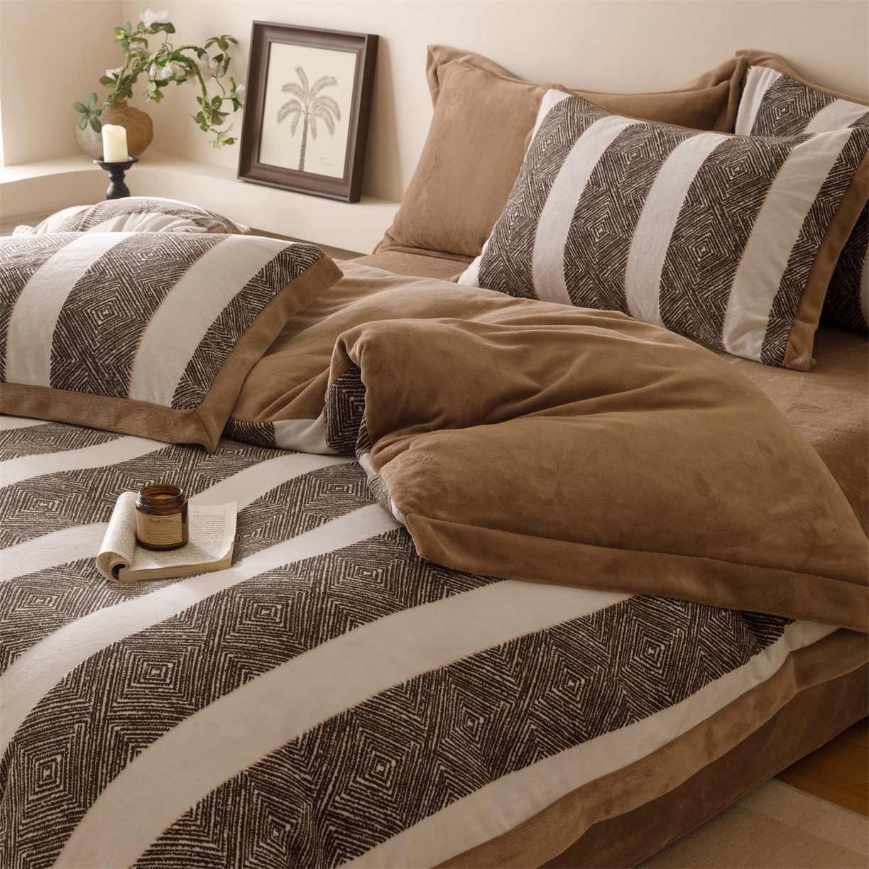 91家纺网 家纺一手货源 找家纺 趣色家纺 2025秋冬新款无印风宽边立体烂花牛奶绒四件套 条纹主义-深咖