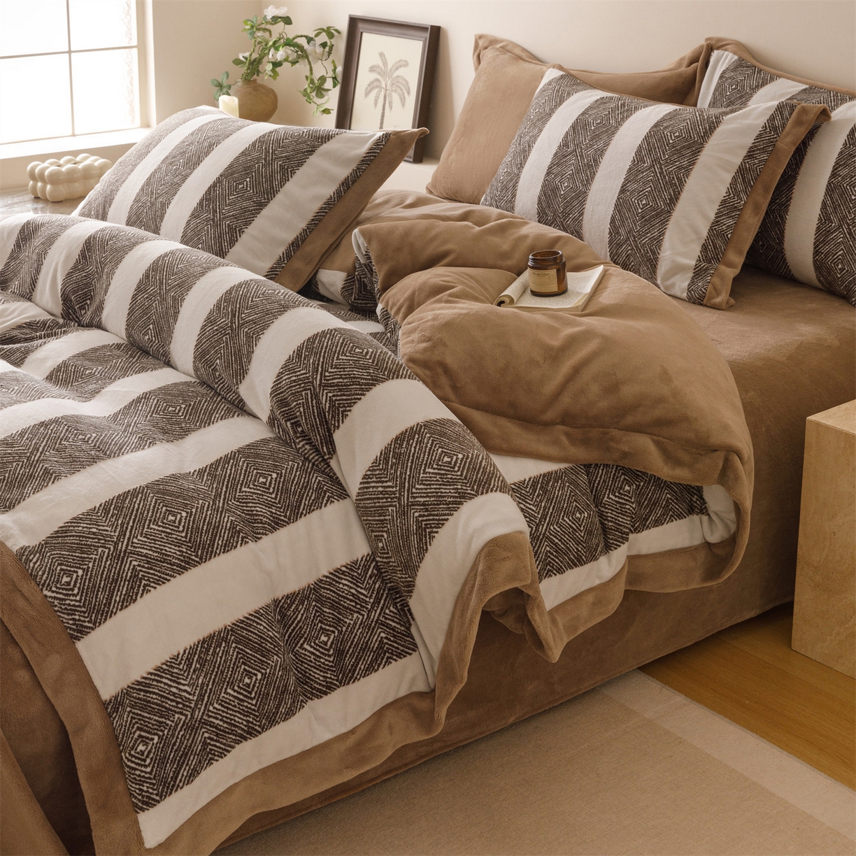 91家纺网 家纺一手货源 找家纺 趣色家纺 2025秋冬新款无印风宽边立体烂花牛奶绒四件套 条纹主义-深咖