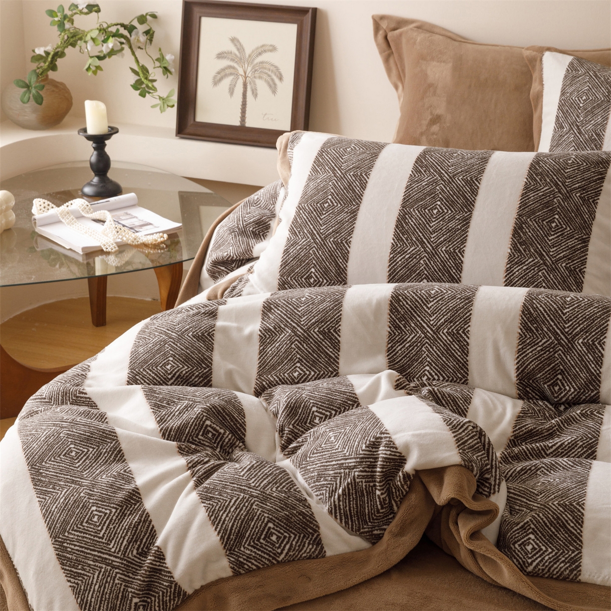 91家纺网 家纺一手货源 找家纺 趣色家纺 2025秋冬新款无印风宽边立体烂花牛奶绒四件套 条纹主义-深咖