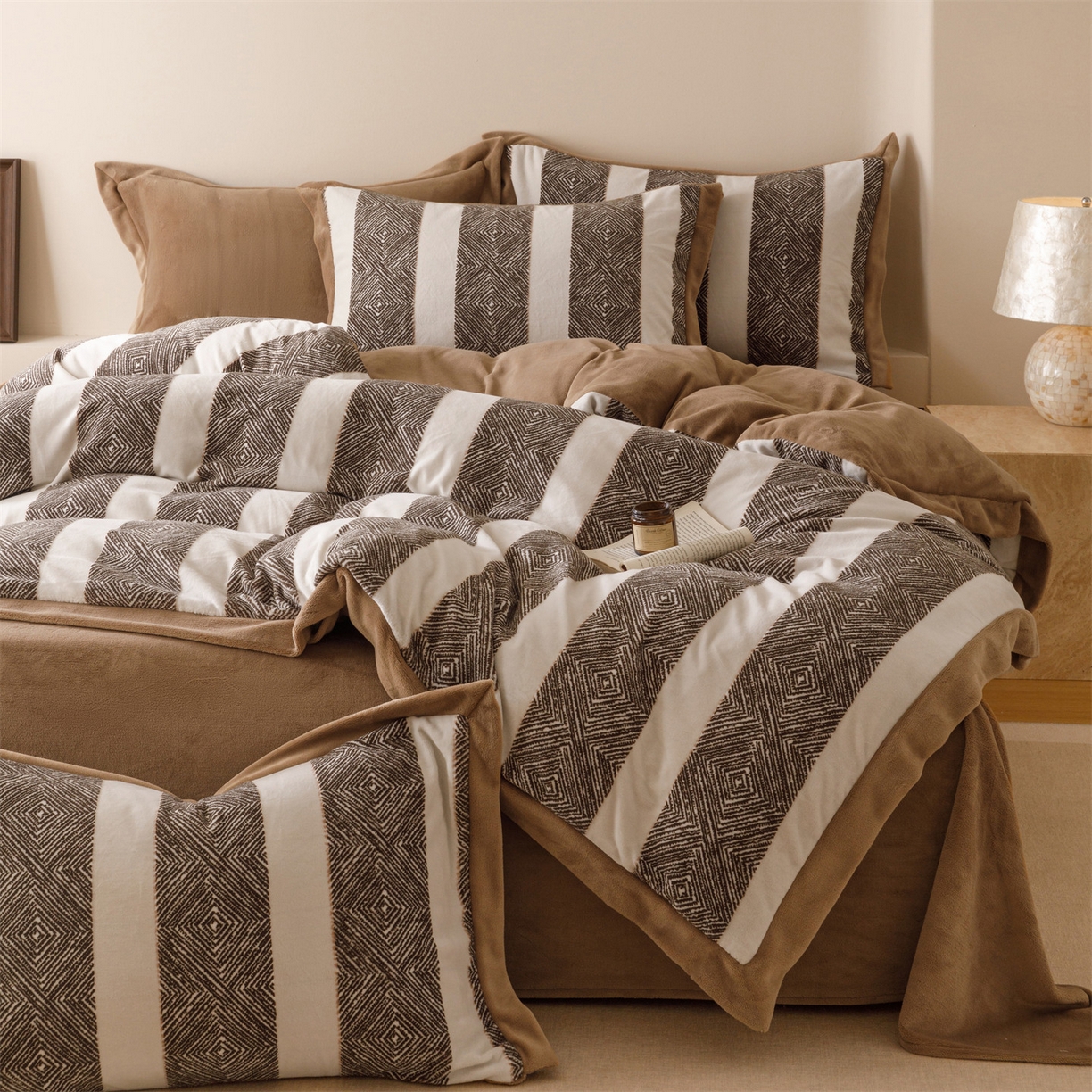 91家纺网 家纺一手货源 找家纺 趣色家纺 2025秋冬新款无印风宽边立体烂花牛奶绒四件套 条纹主义-深咖