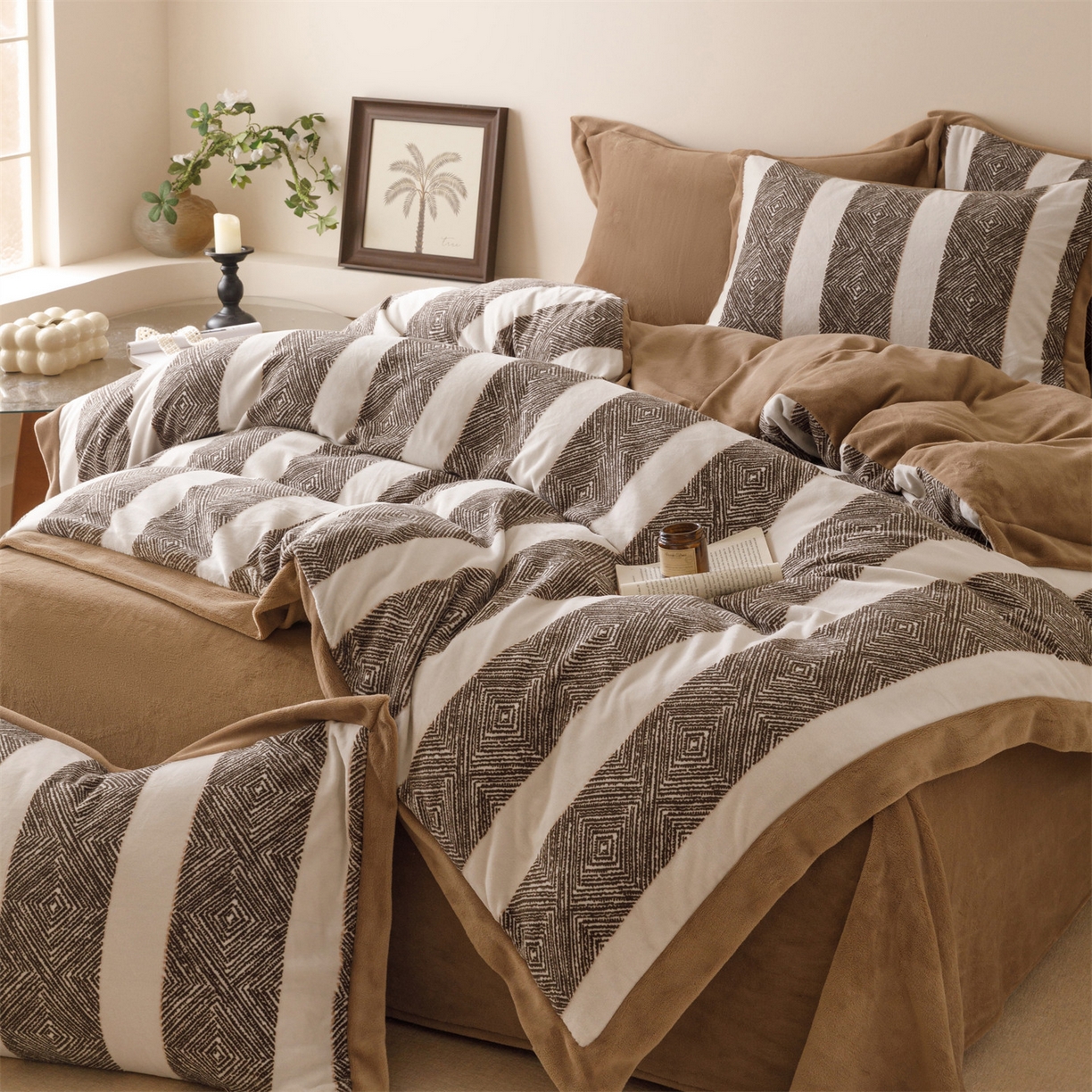 91家纺网 家纺一手货源 找家纺 趣色家纺 2025秋冬新款无印风宽边立体烂花牛奶绒四件套 条纹主义-深咖