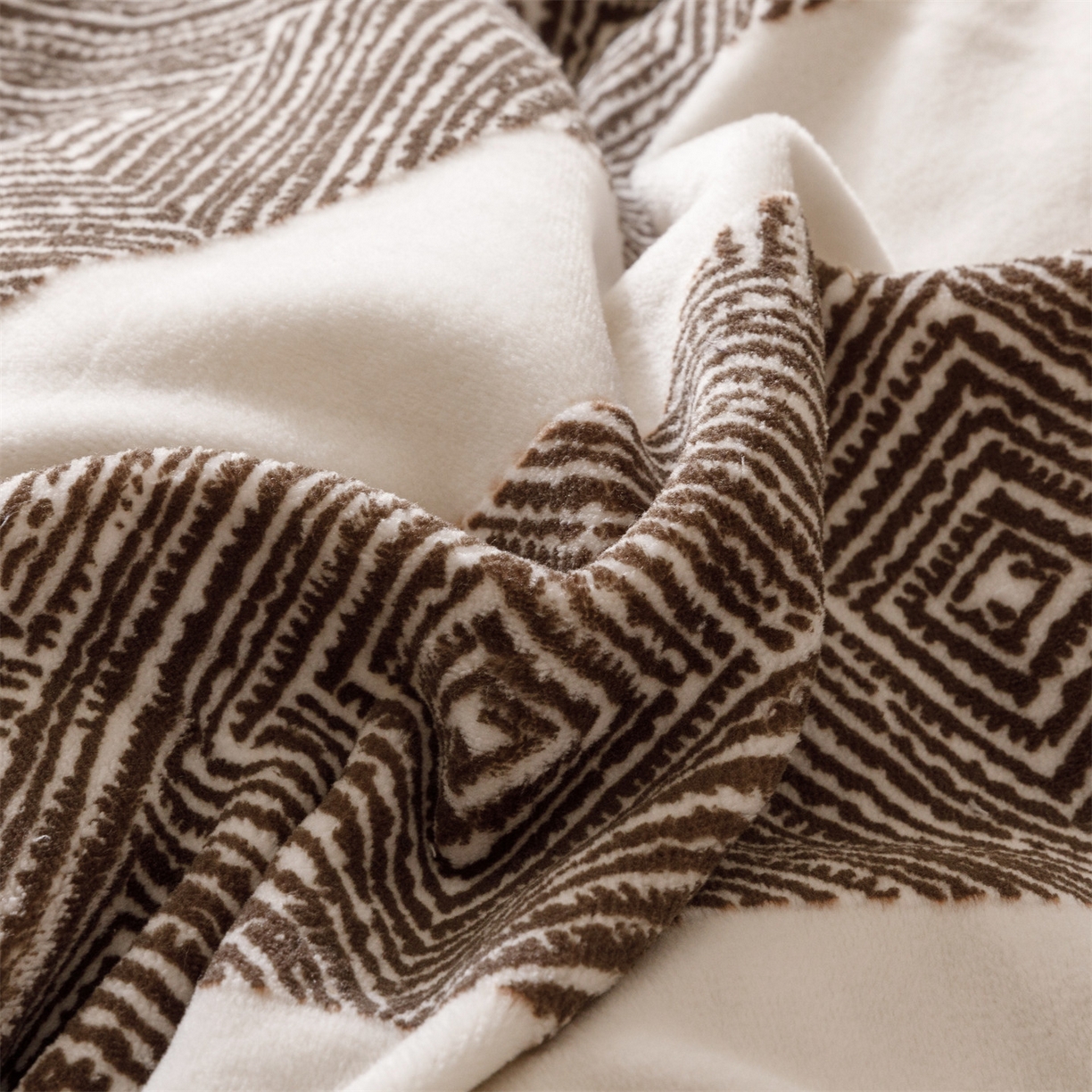 91家纺网 家纺一手货源 找家纺 趣色家纺 2025秋冬新款无印风宽边立体烂花牛奶绒四件套 条纹主义-深咖