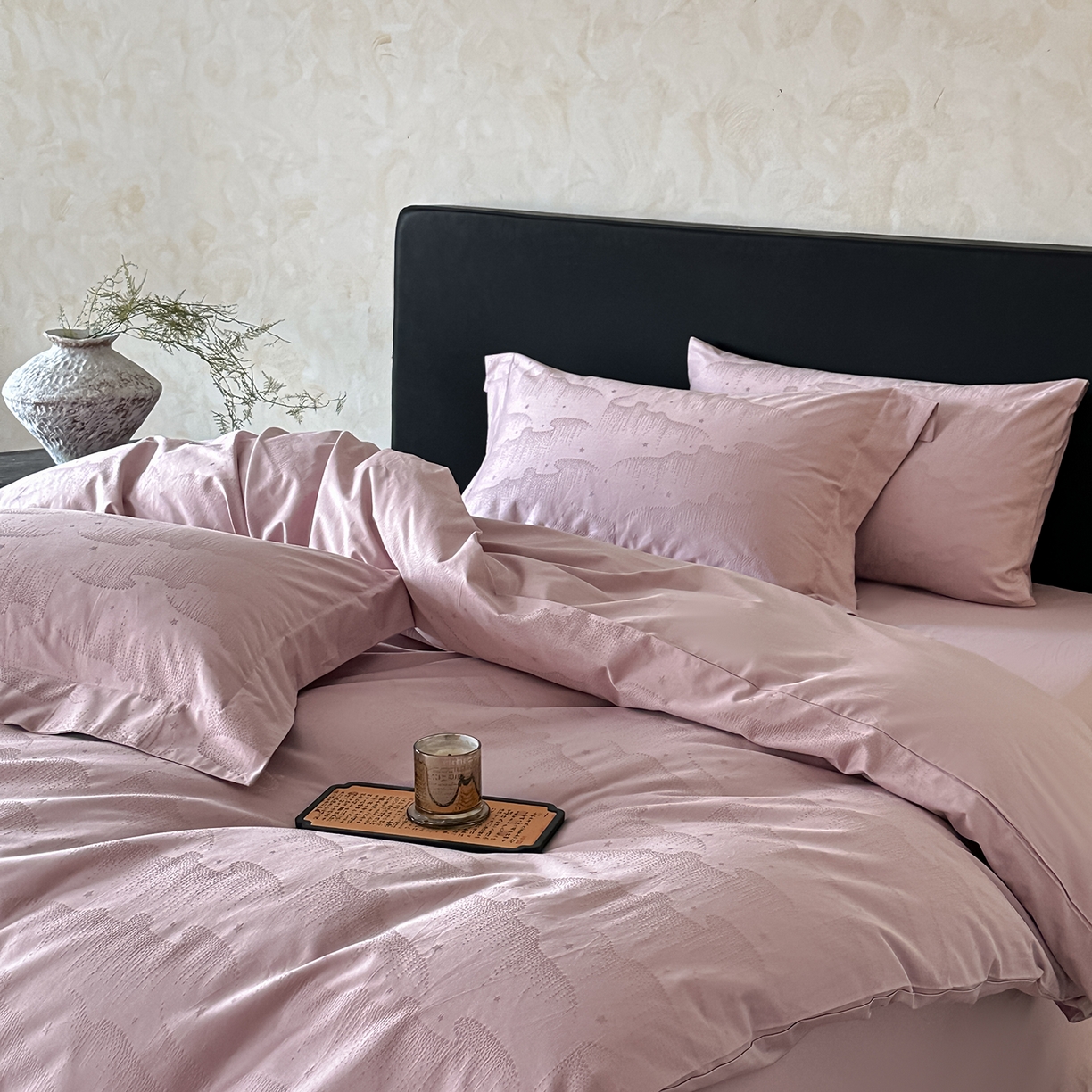 91家纺网 家纺一手货源 找家纺 舒慕家纺 2025新款100支长绒棉浮雕提花四件套 星雨