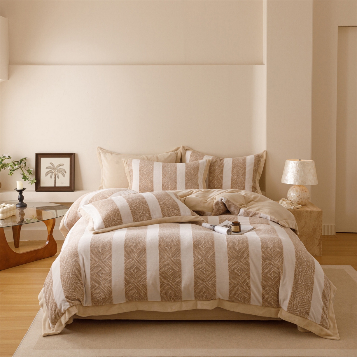 91家纺网 家纺一手货源 找家纺 趣色家纺 2025秋冬新款无印风宽边立体烂花牛奶绒四件套 条纹主义-卡其