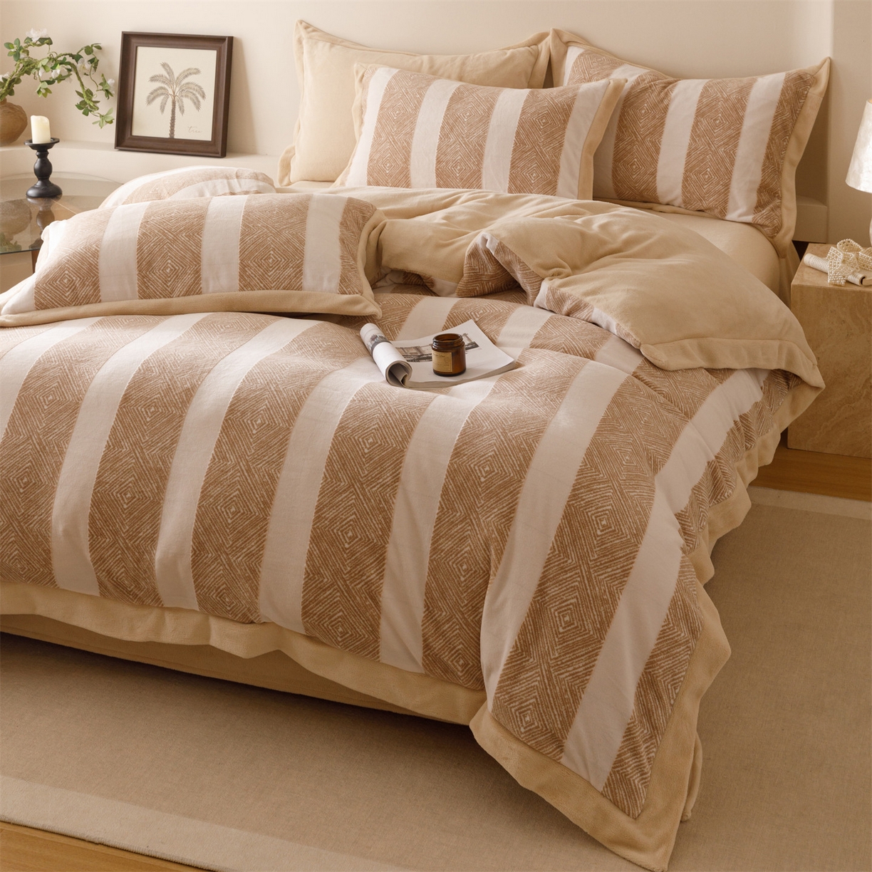 91家纺网 家纺一手货源 找家纺 趣色家纺 2025秋冬新款无印风宽边立体烂花牛奶绒四件套 条纹主义-卡其