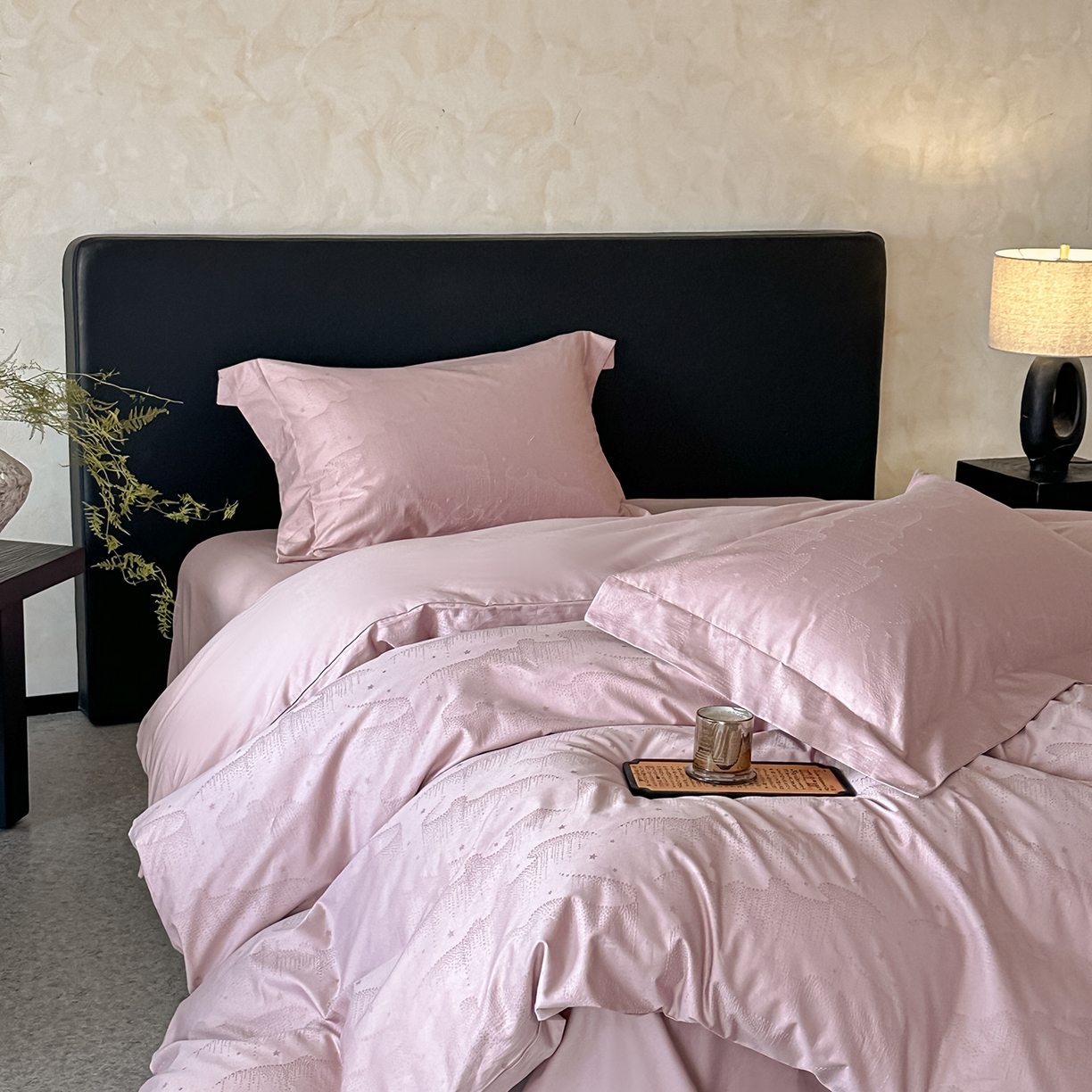 91家纺网 家纺一手货源 找家纺 舒慕家纺 2025新款100支长绒棉浮雕提花四件套 星雨