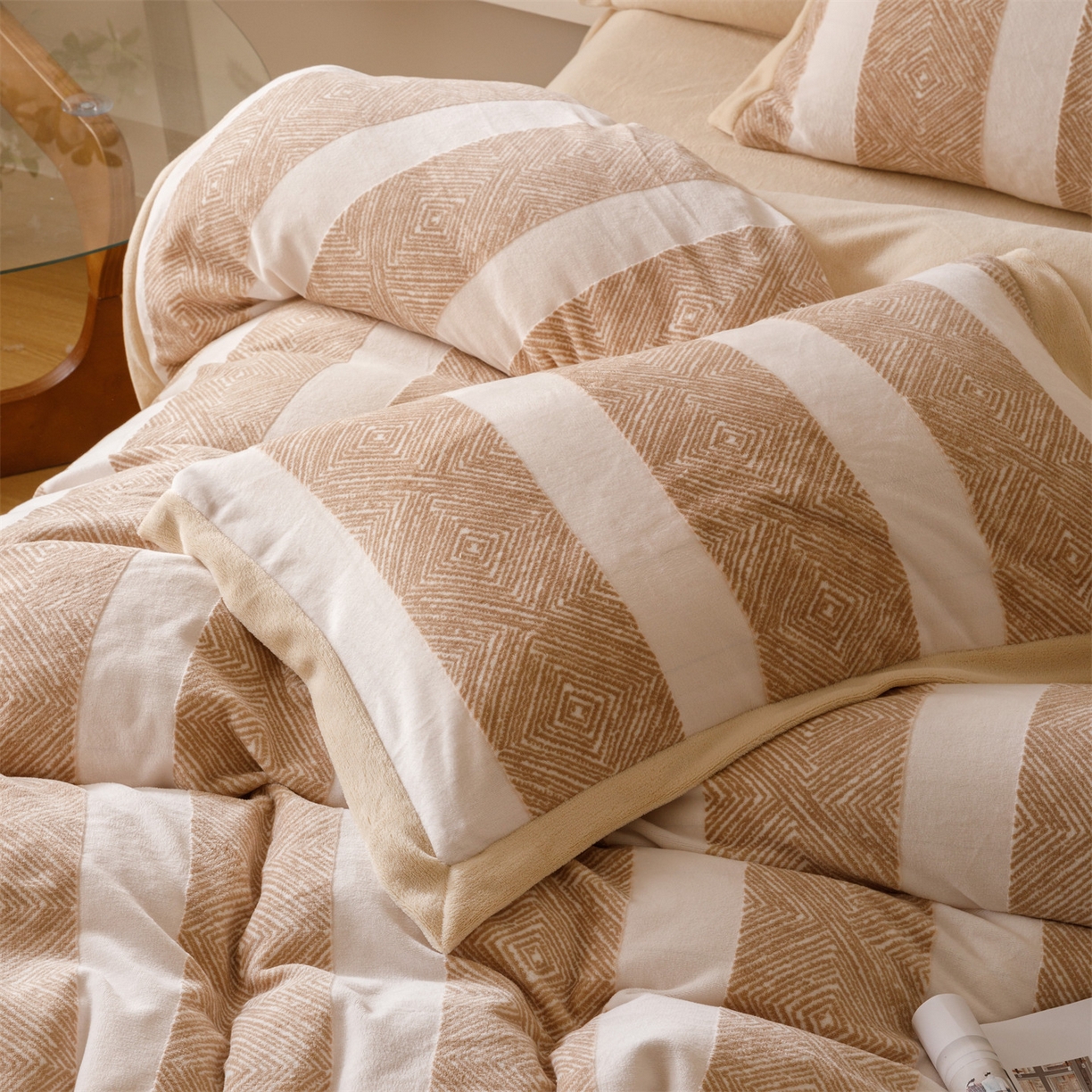 91家纺网 家纺一手货源 找家纺 趣色家纺 2025秋冬新款无印风宽边立体烂花牛奶绒四件套 条纹主义-卡其