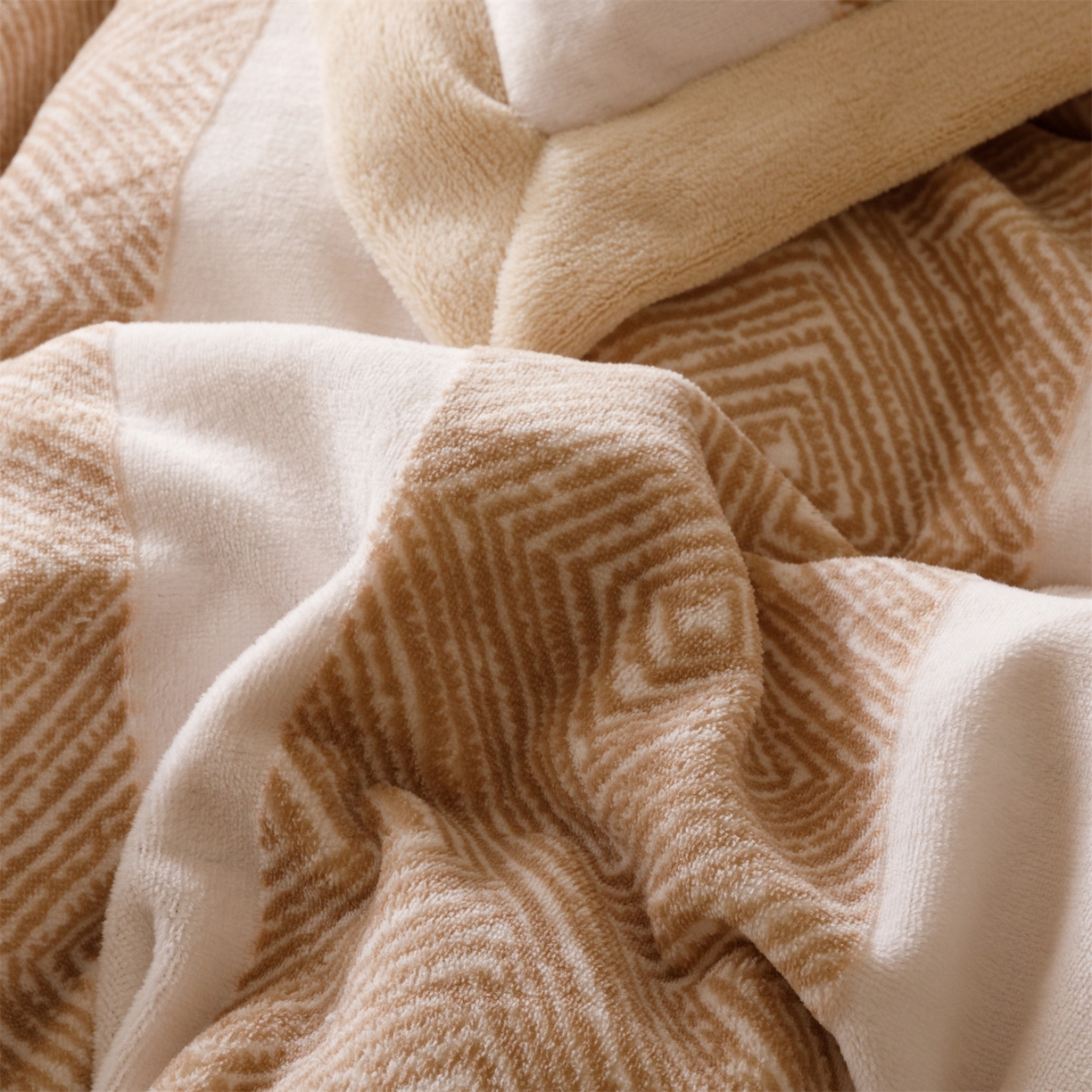 91家纺网 家纺一手货源 找家纺 趣色家纺 2025秋冬新款无印风宽边立体烂花牛奶绒四件套 条纹主义-卡其