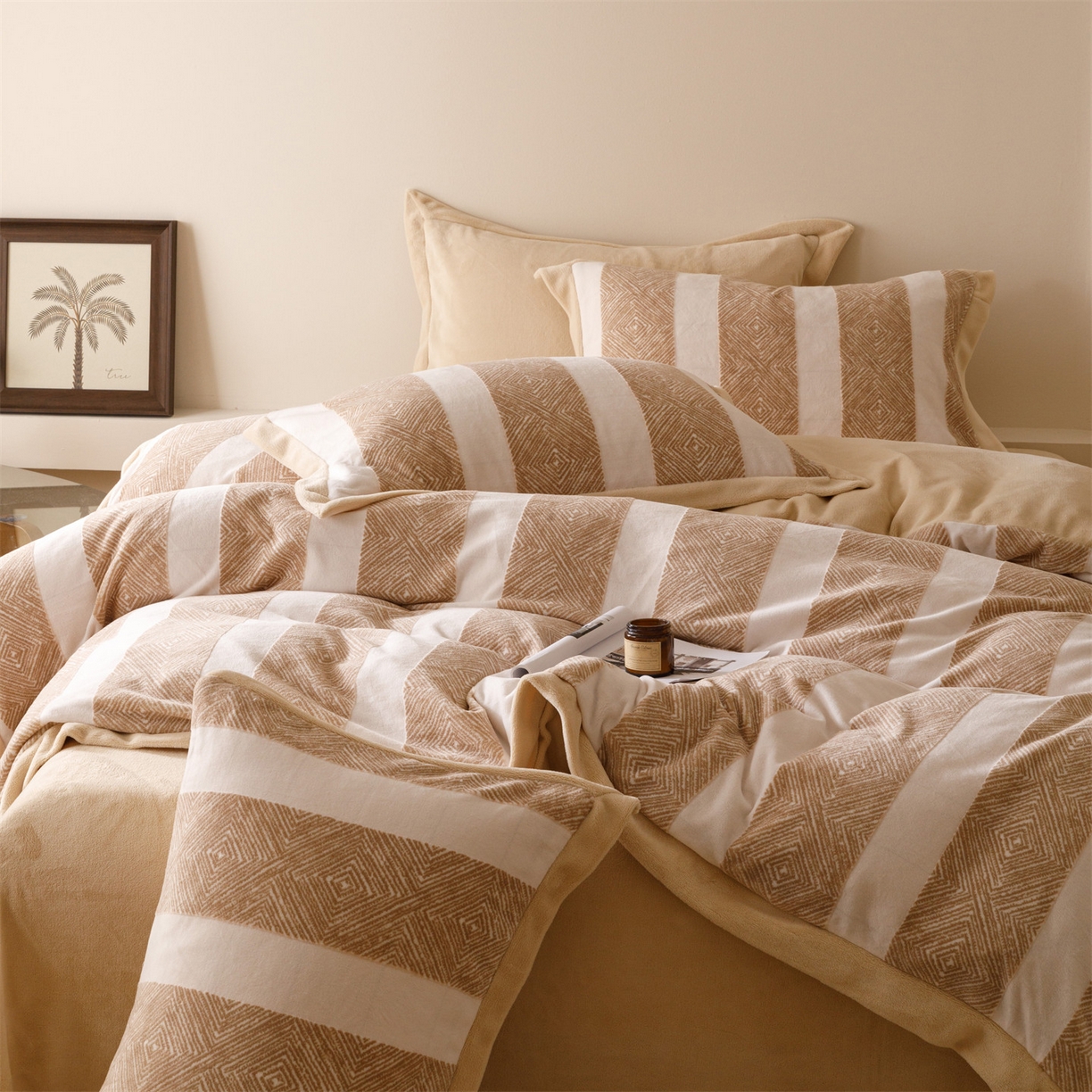 91家纺网 家纺一手货源 找家纺 趣色家纺 2025秋冬新款无印风宽边立体烂花牛奶绒四件套 条纹主义-卡其