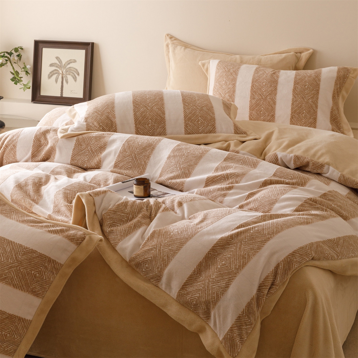 91家纺网 家纺一手货源 找家纺 趣色家纺 2025秋冬新款无印风宽边立体烂花牛奶绒四件套 条纹主义-卡其