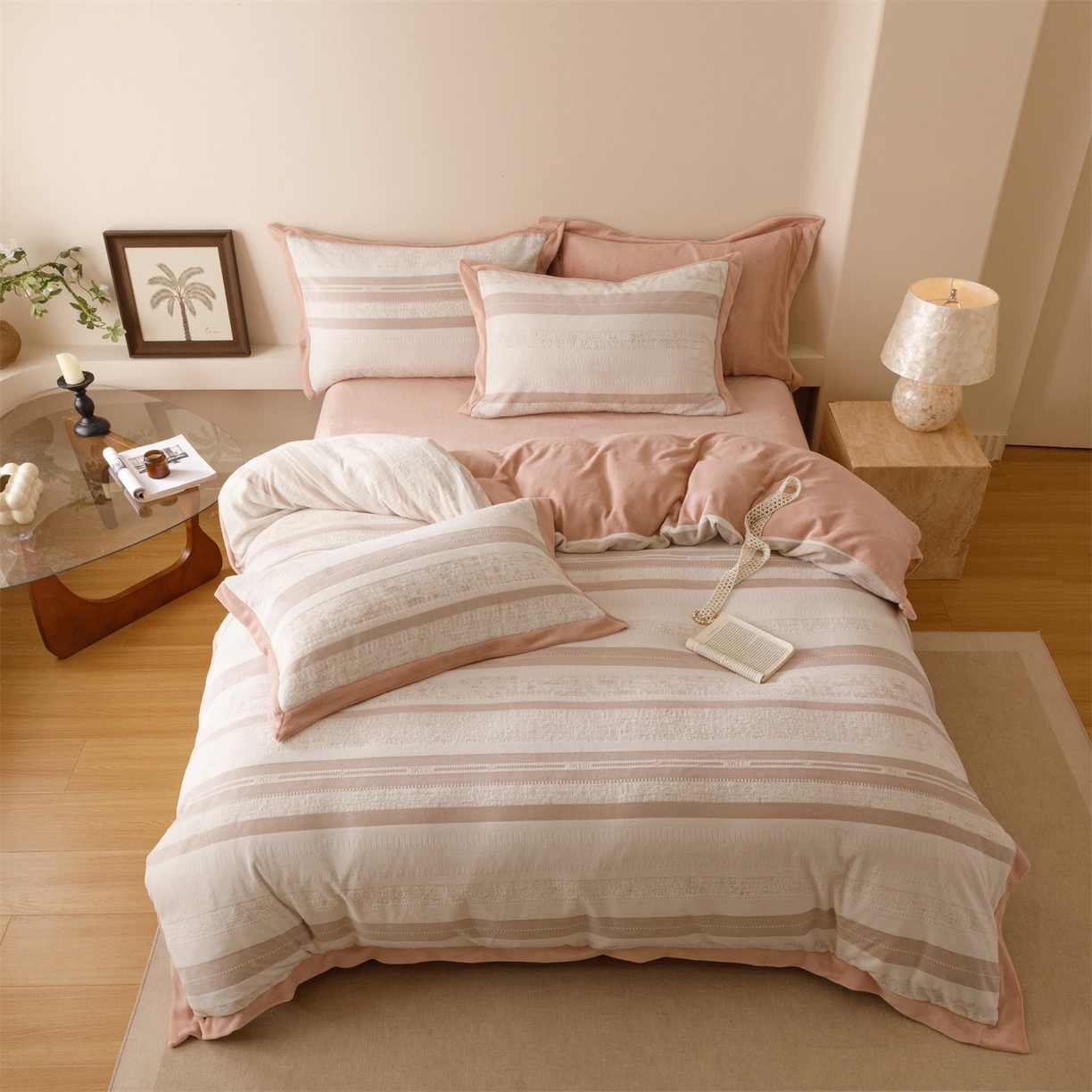 91家纺网 家纺一手货源 找家纺 趣色家纺 2025秋冬新款无印风宽边立体烂花牛奶绒四件套 简约人生-粉