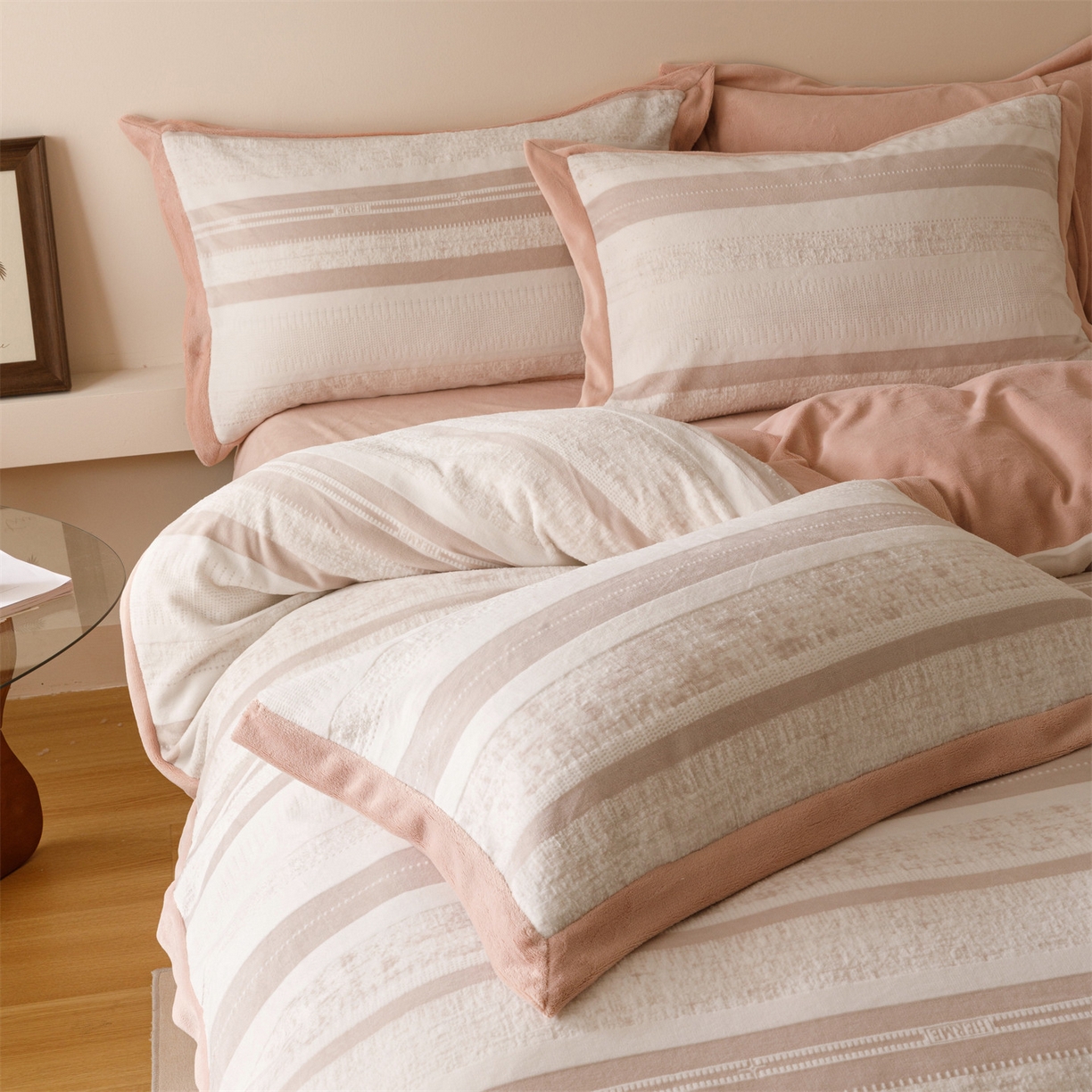 91家纺网 家纺一手货源 找家纺 趣色家纺 2025秋冬新款无印风宽边立体烂花牛奶绒四件套 简约人生-粉