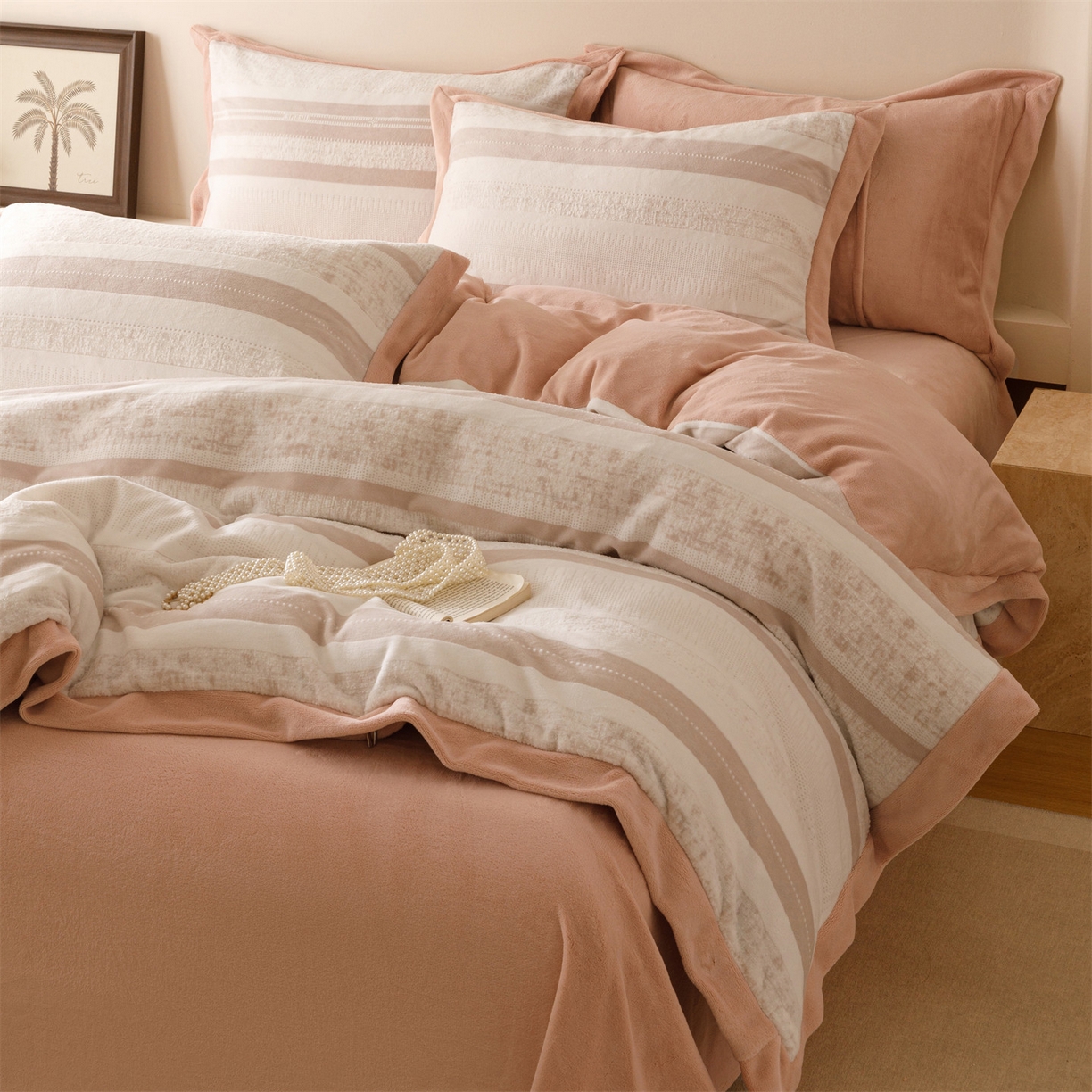 91家纺网 家纺一手货源 找家纺 趣色家纺 2025秋冬新款无印风宽边立体烂花牛奶绒四件套 简约人生-粉