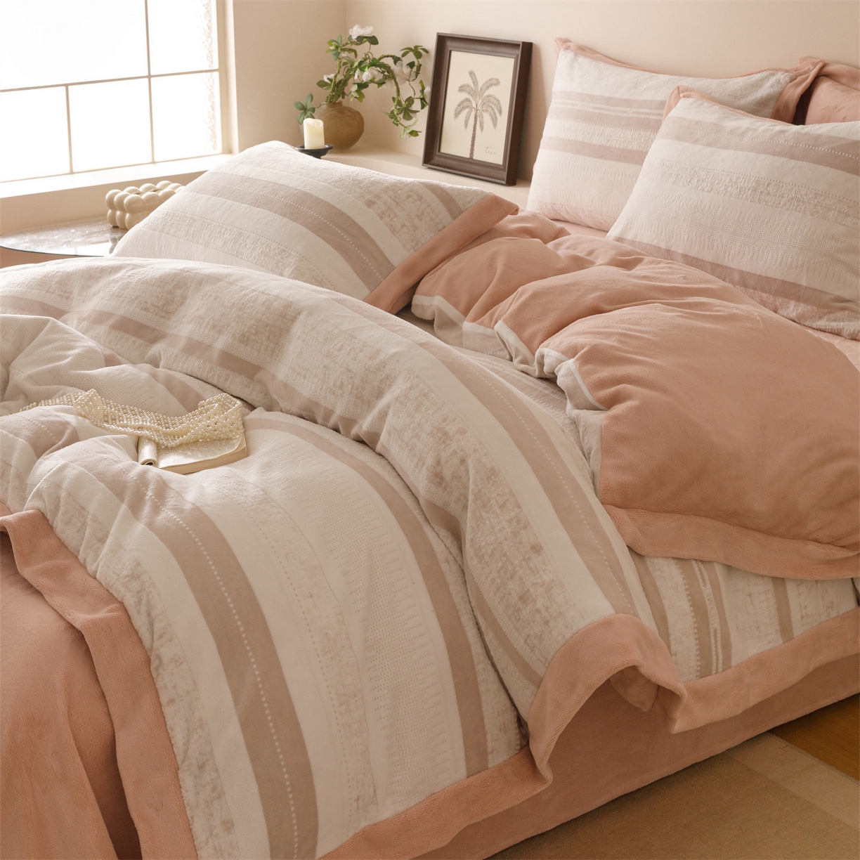 91家纺网 家纺一手货源 找家纺 趣色家纺 2025秋冬新款无印风宽边立体烂花牛奶绒四件套 简约人生-粉